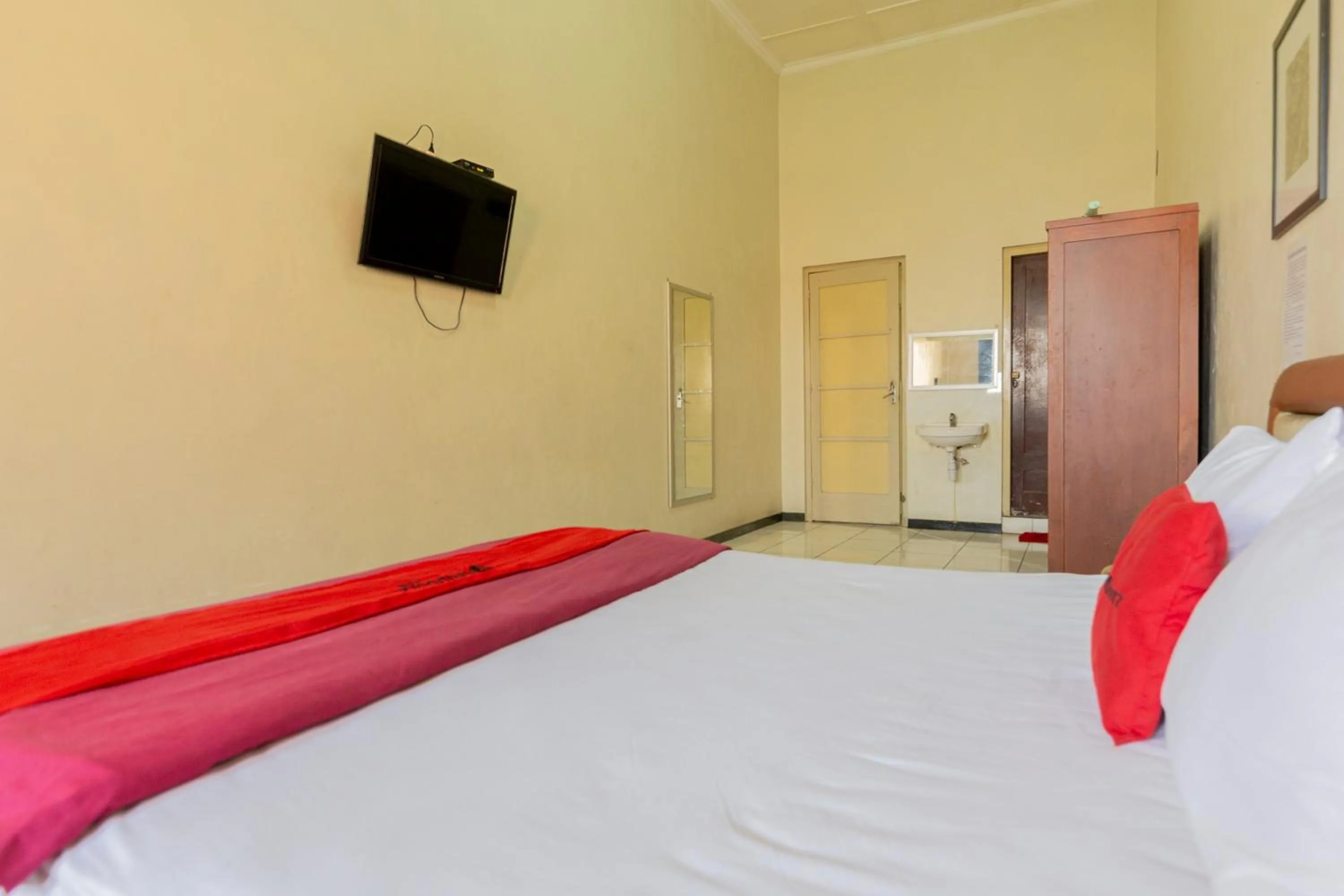 Bedroom, Bed in RedDoorz @ Urip Sumoharjo