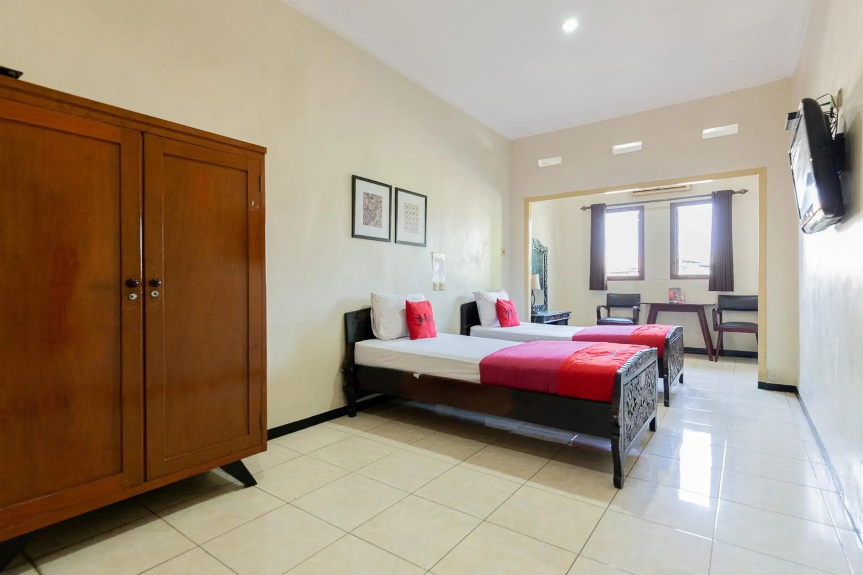 Standard Twin Room in RedDoorz @ Urip Sumoharjo Standard Twin Room in RedDoorz @ Urip Sumoharjo