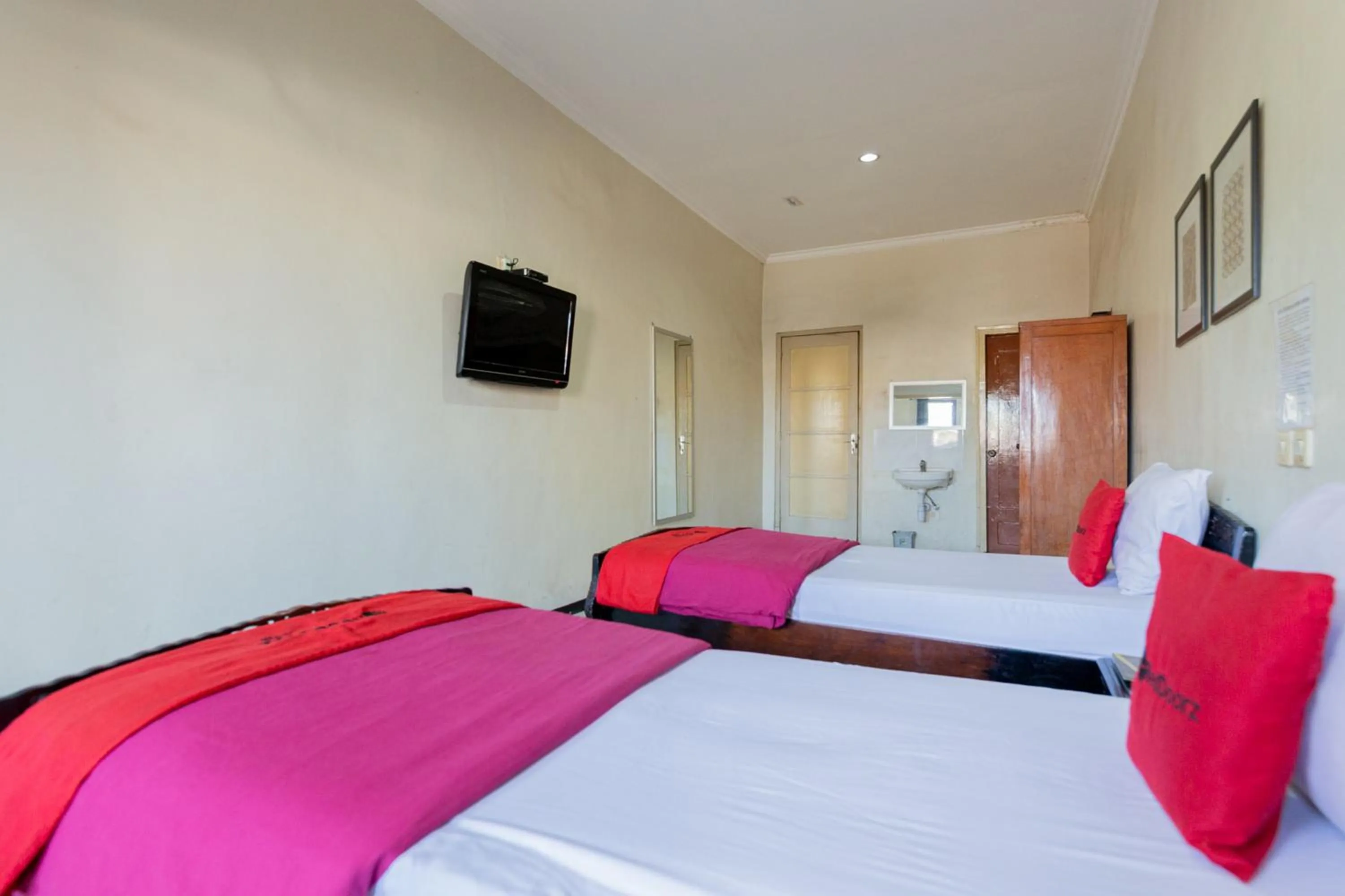 Bedroom, Bed in RedDoorz @ Urip Sumoharjo