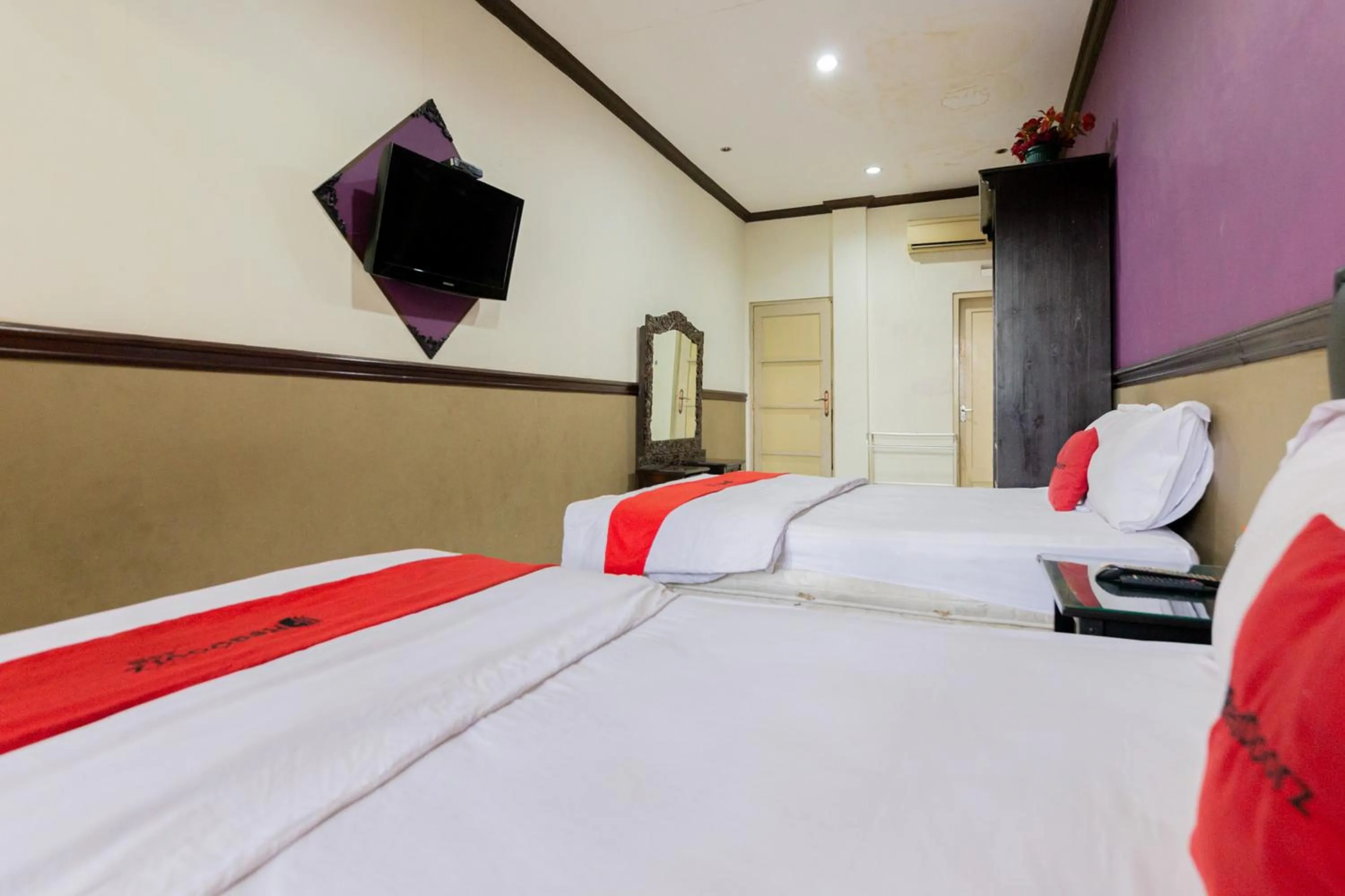 Bedroom, Bed in RedDoorz @ Urip Sumoharjo