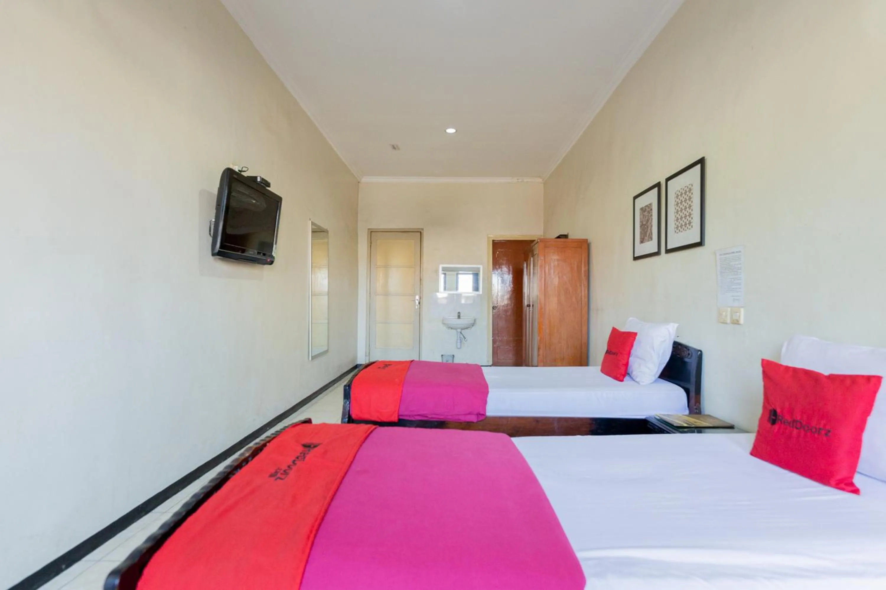 Bedroom, Bed in RedDoorz @ Urip Sumoharjo