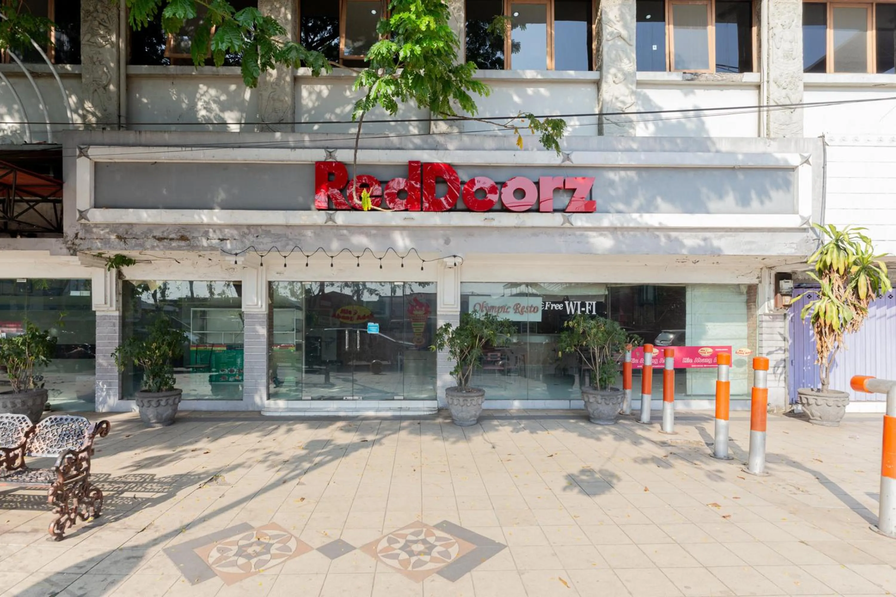 Facade/entrance in RedDoorz @ Urip Sumoharjo