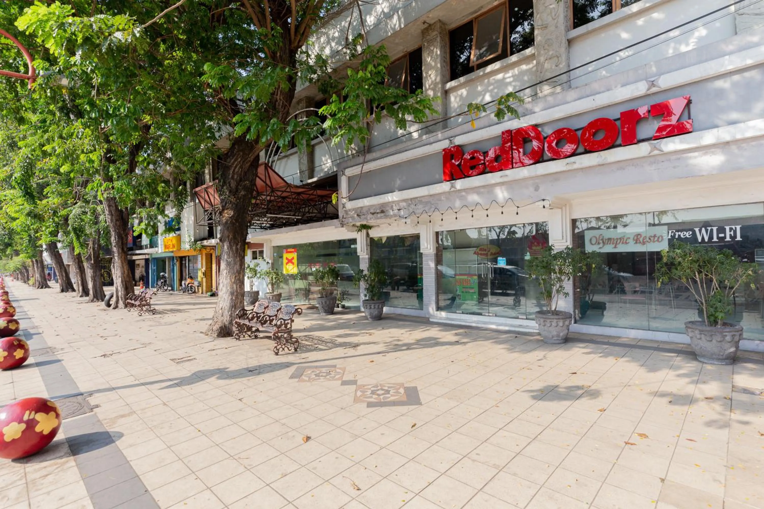 Facade/entrance in RedDoorz @ Urip Sumoharjo