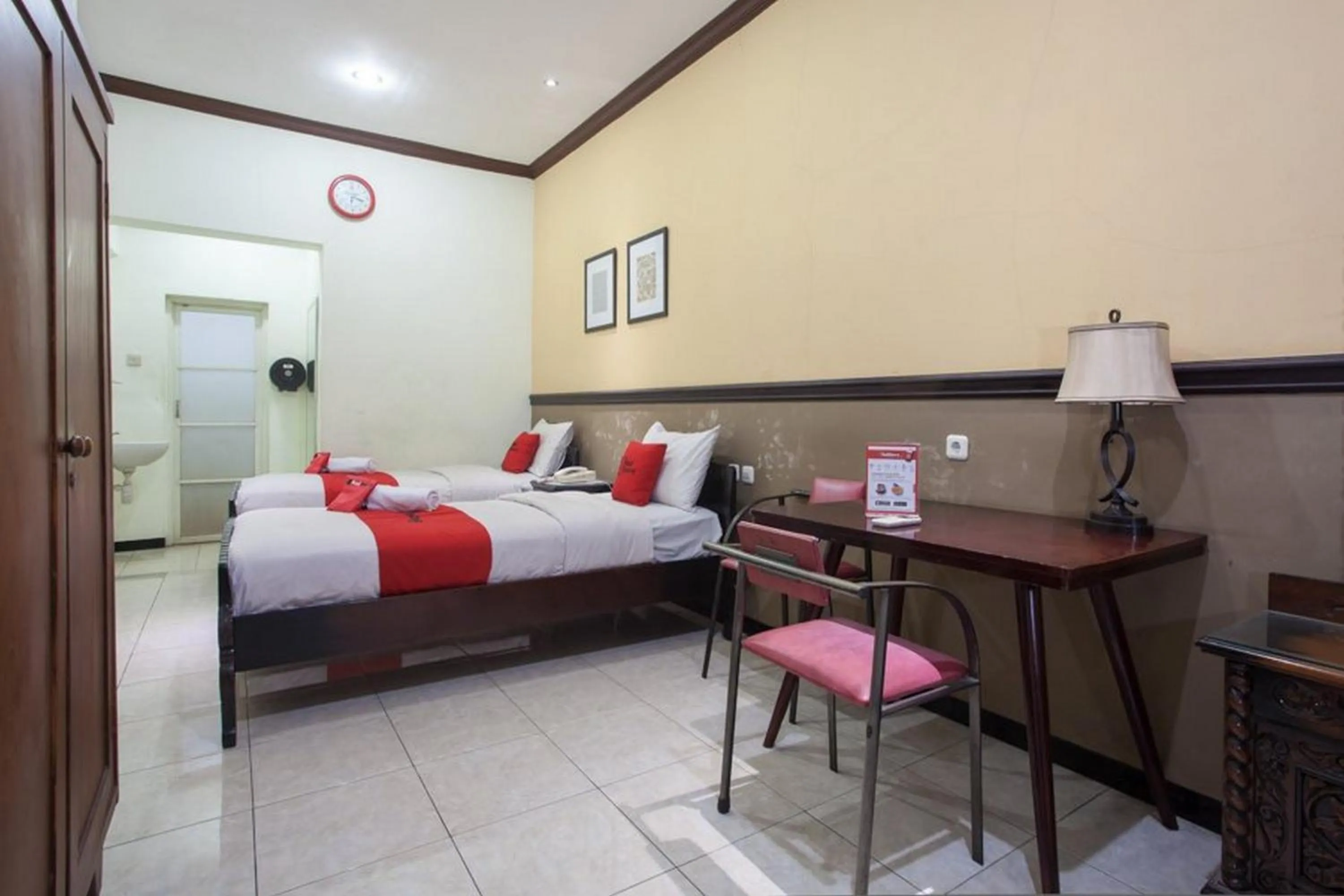 Deluxe Twin Room in RedDoorz @ Urip Sumoharjo