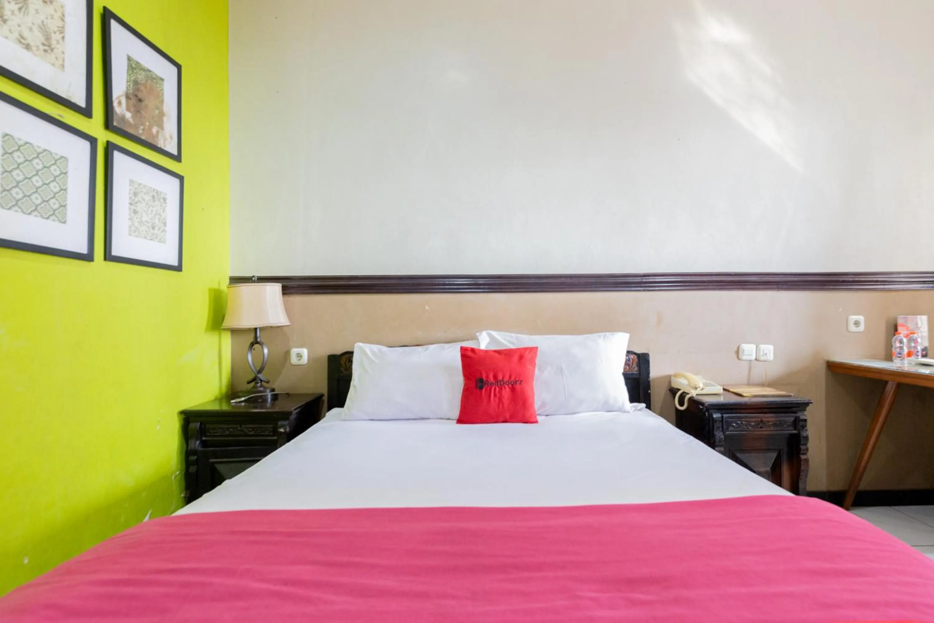 Bedroom, Bed in RedDoorz @ Urip Sumoharjo