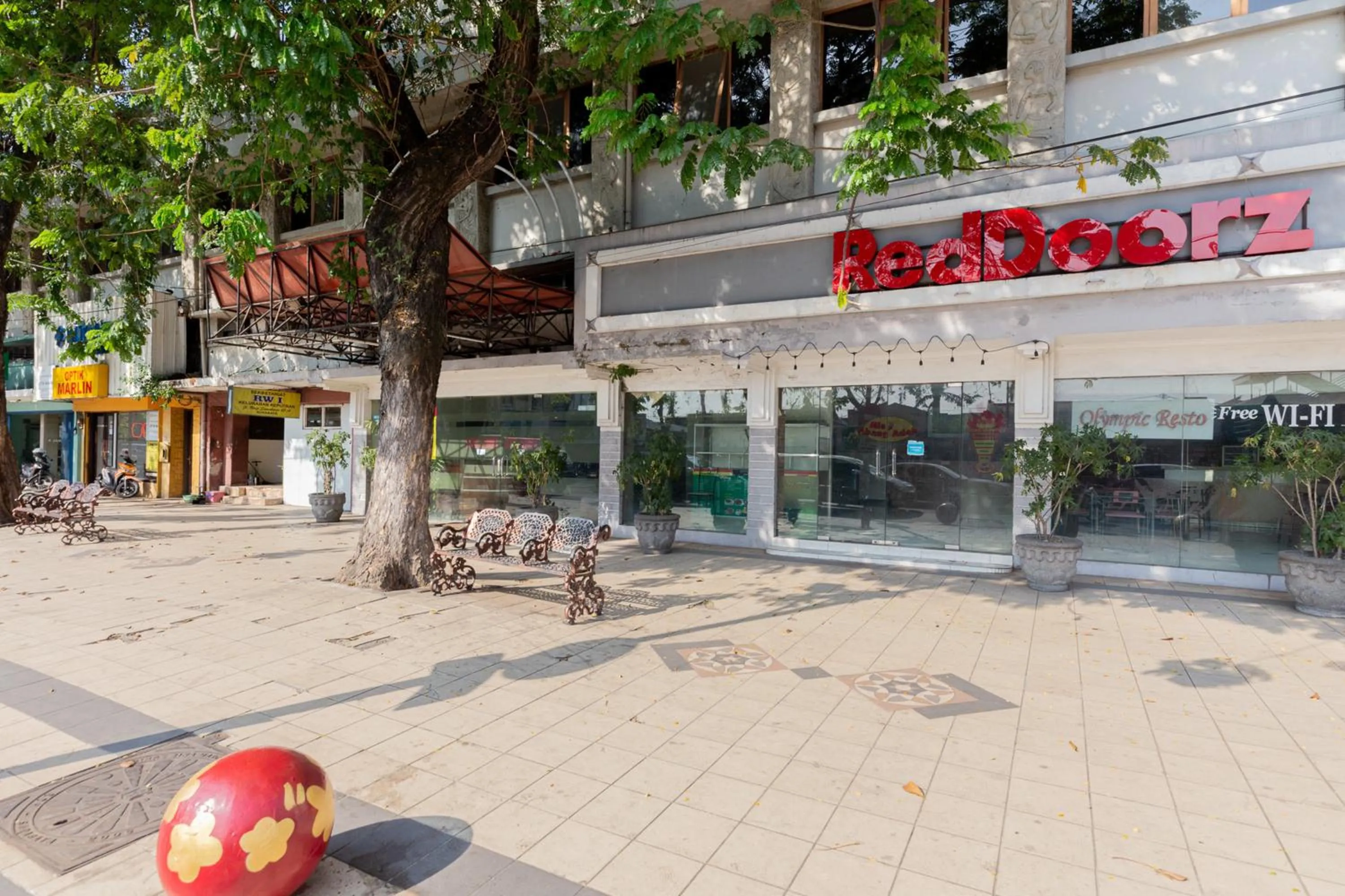 Facade/entrance in RedDoorz @ Urip Sumoharjo