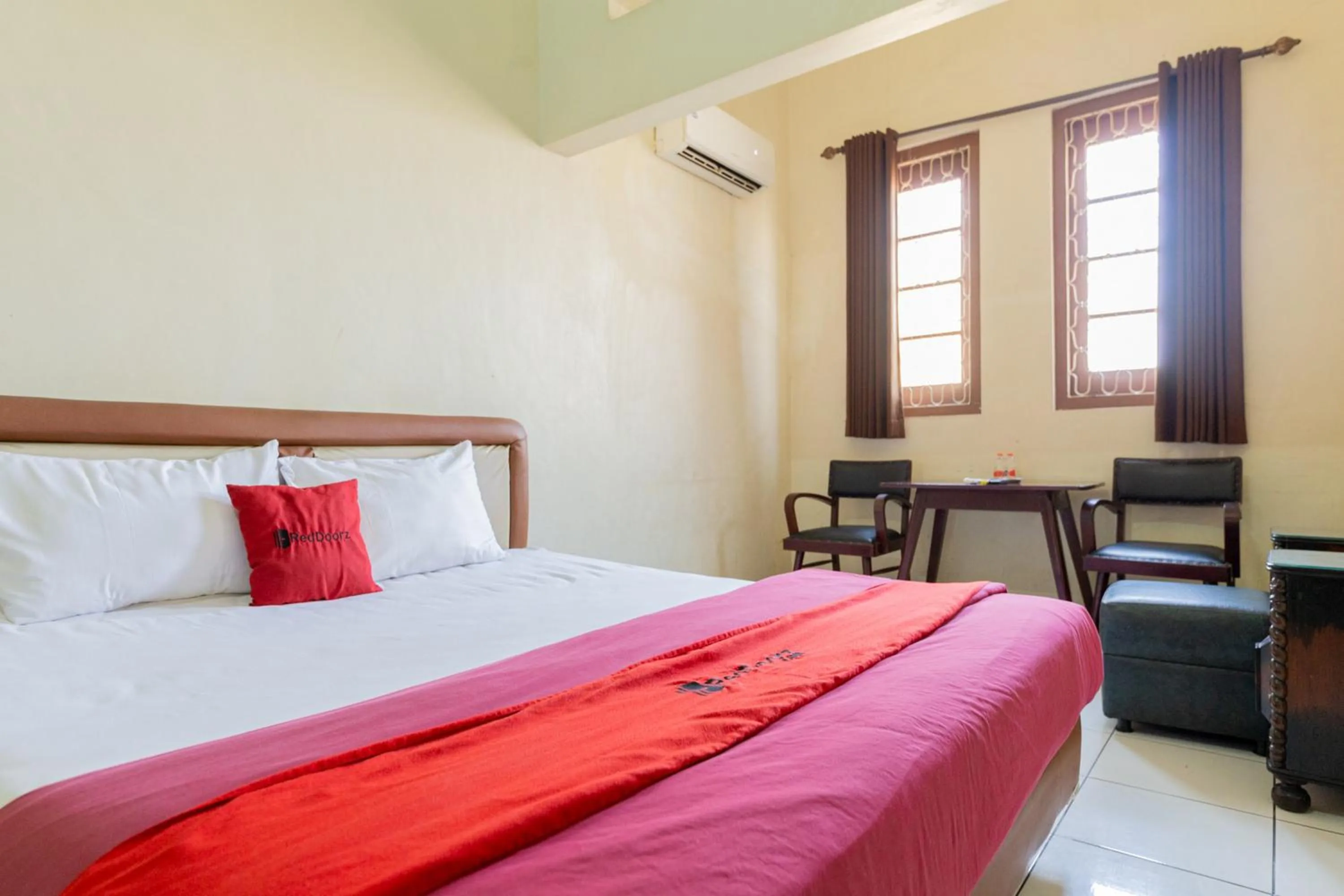 Bedroom, Bed in RedDoorz @ Urip Sumoharjo