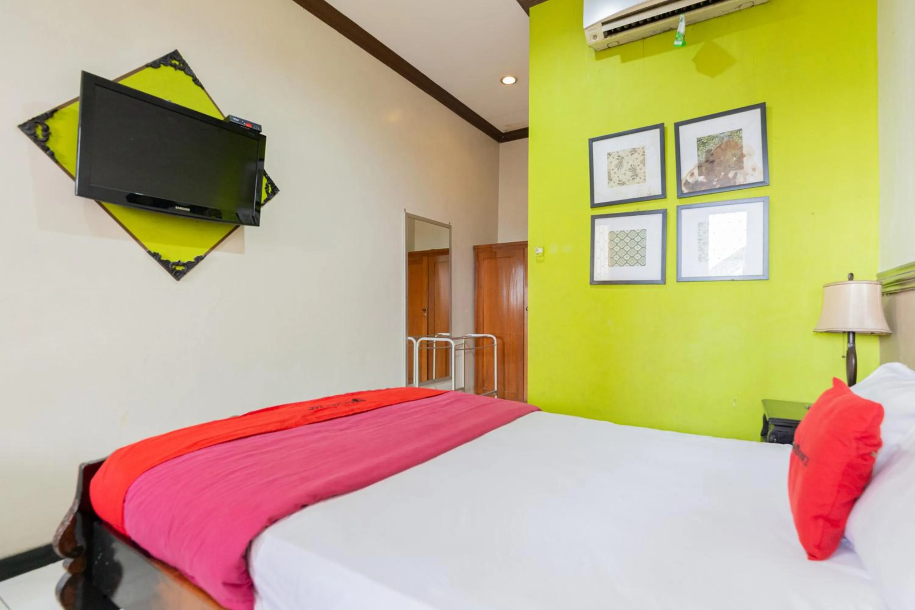Bedroom, Bed in RedDoorz @ Urip Sumoharjo