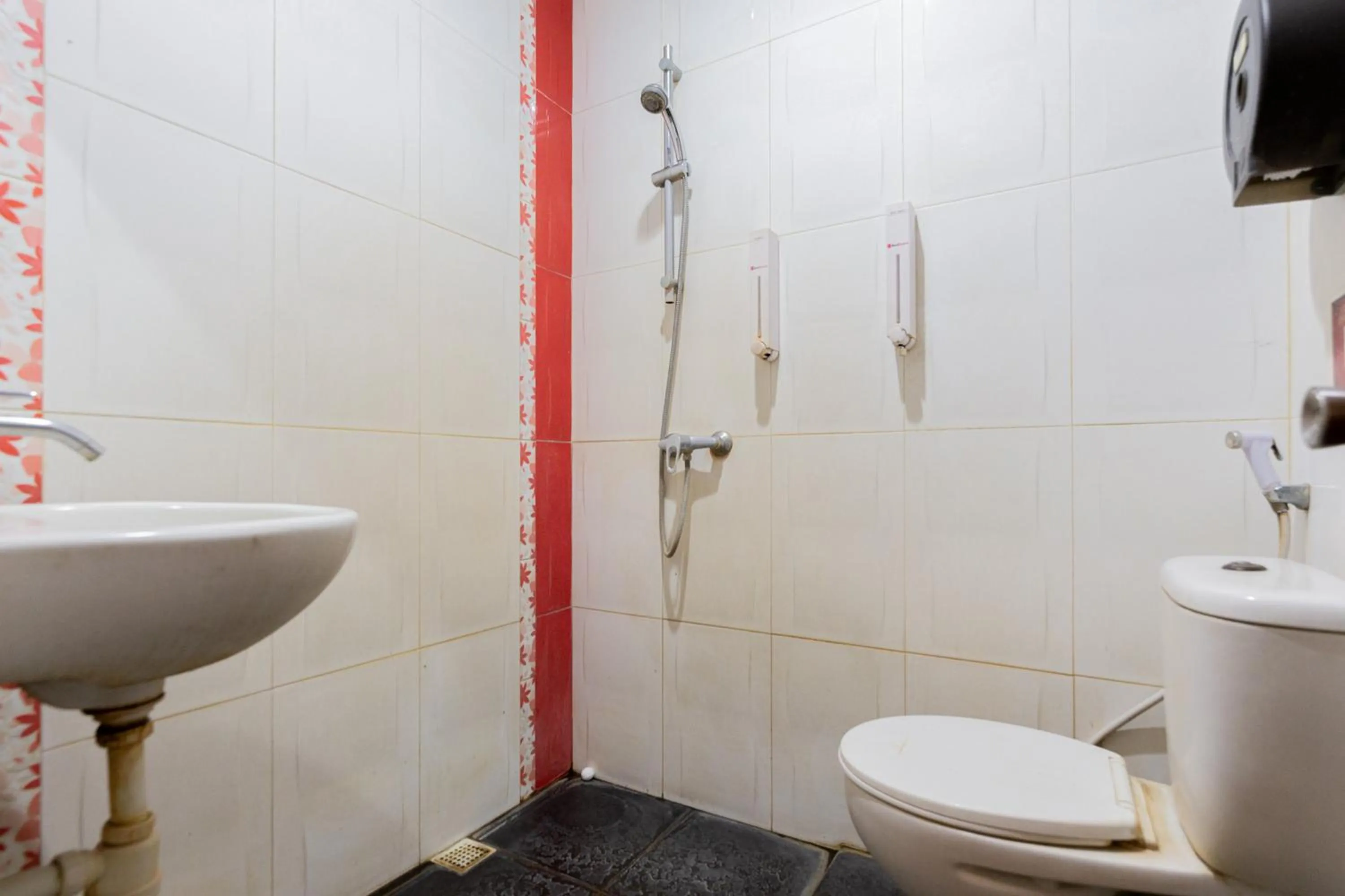 Bathroom in RedDoorz @ Urip Sumoharjo