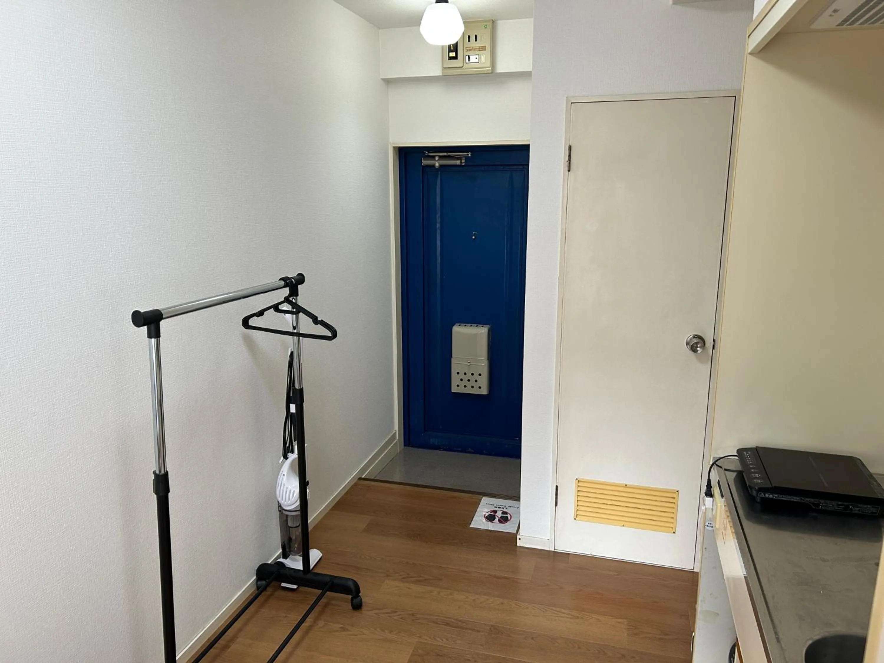 wardrobe in Guest House ZEN HAKATA Ohori Park 1