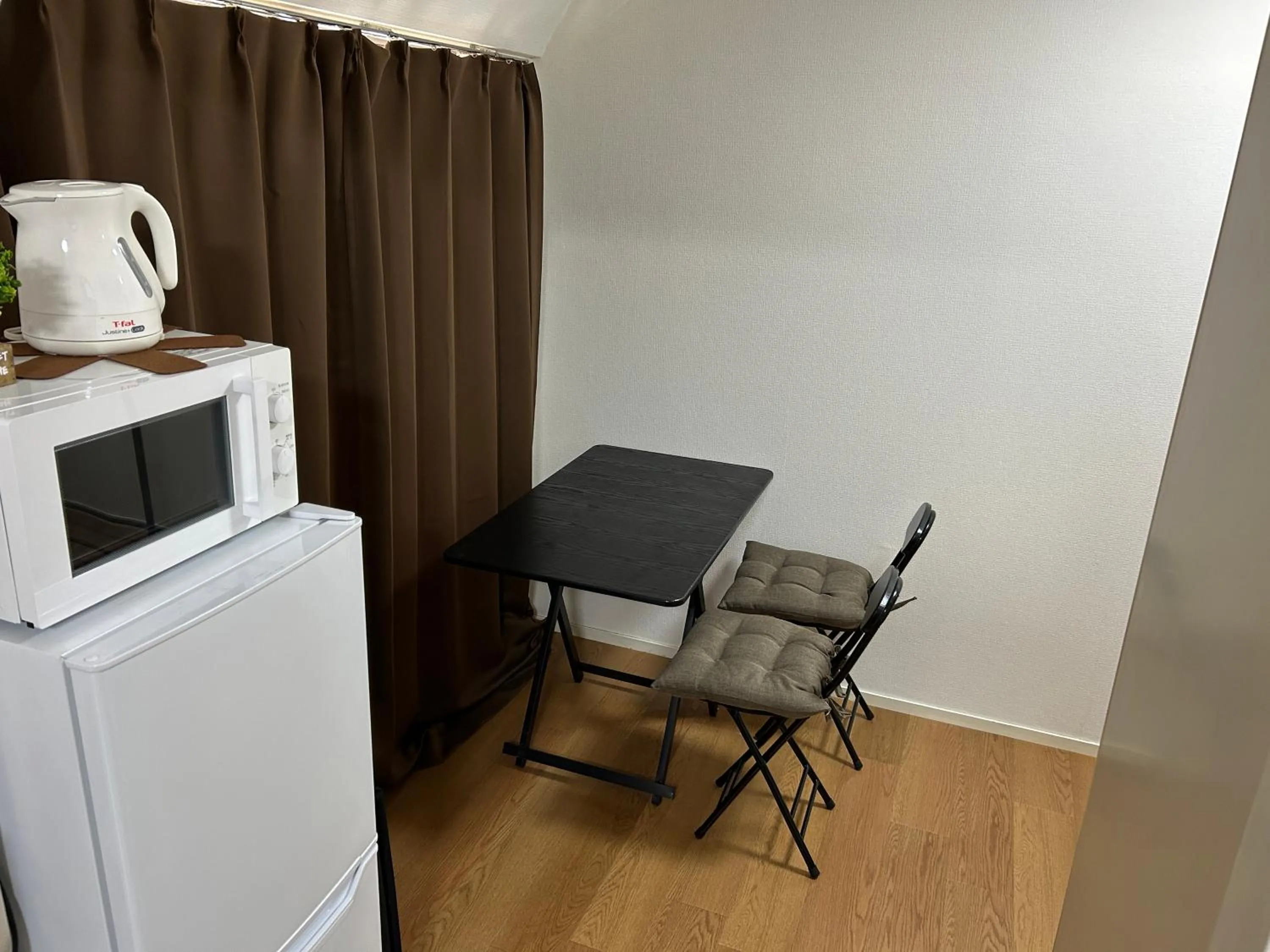 Dining area in Guest House ZEN HAKATA Ohori Park 1