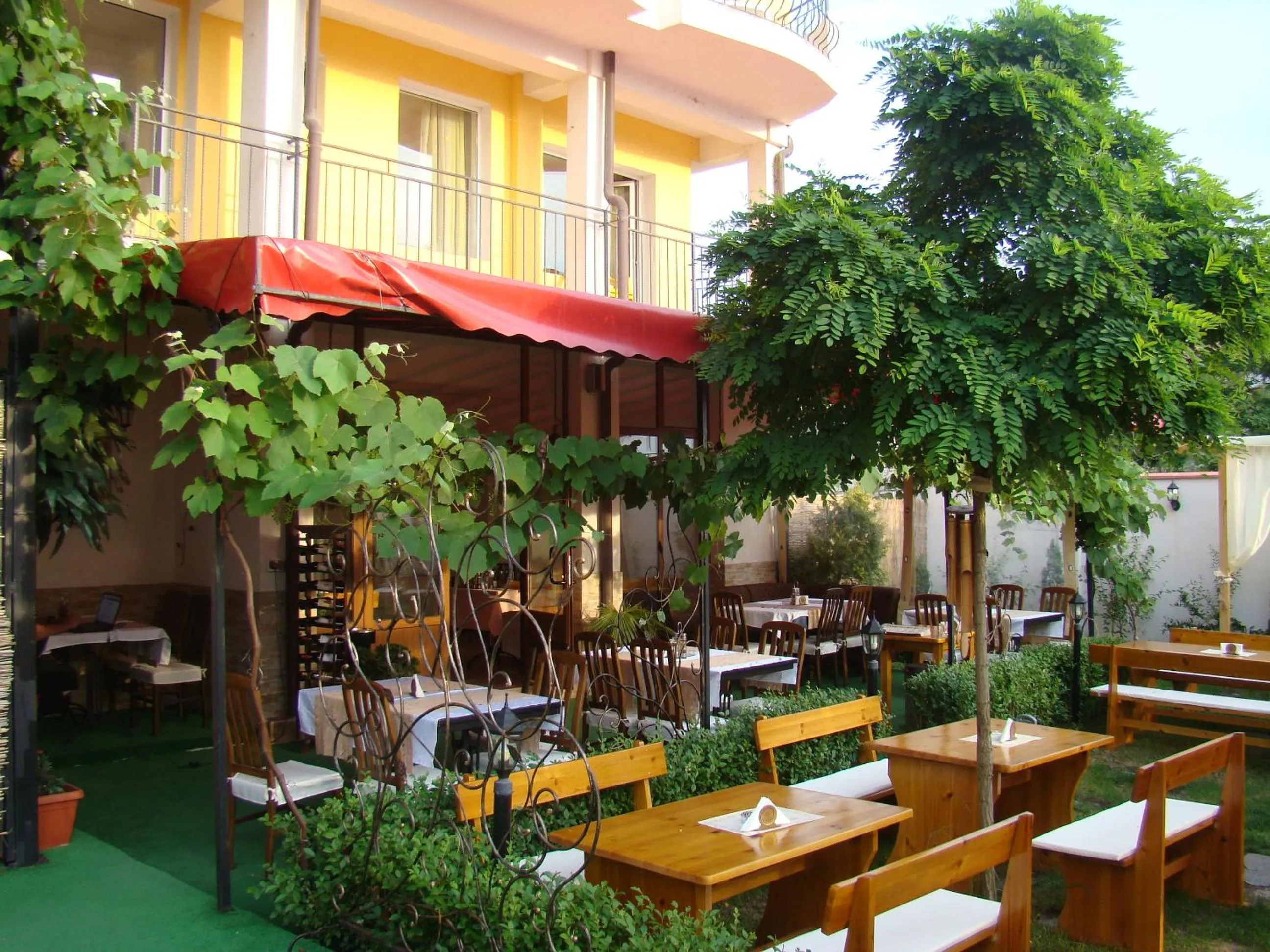 Restaurant/places to eat in Hotel Bellisimo