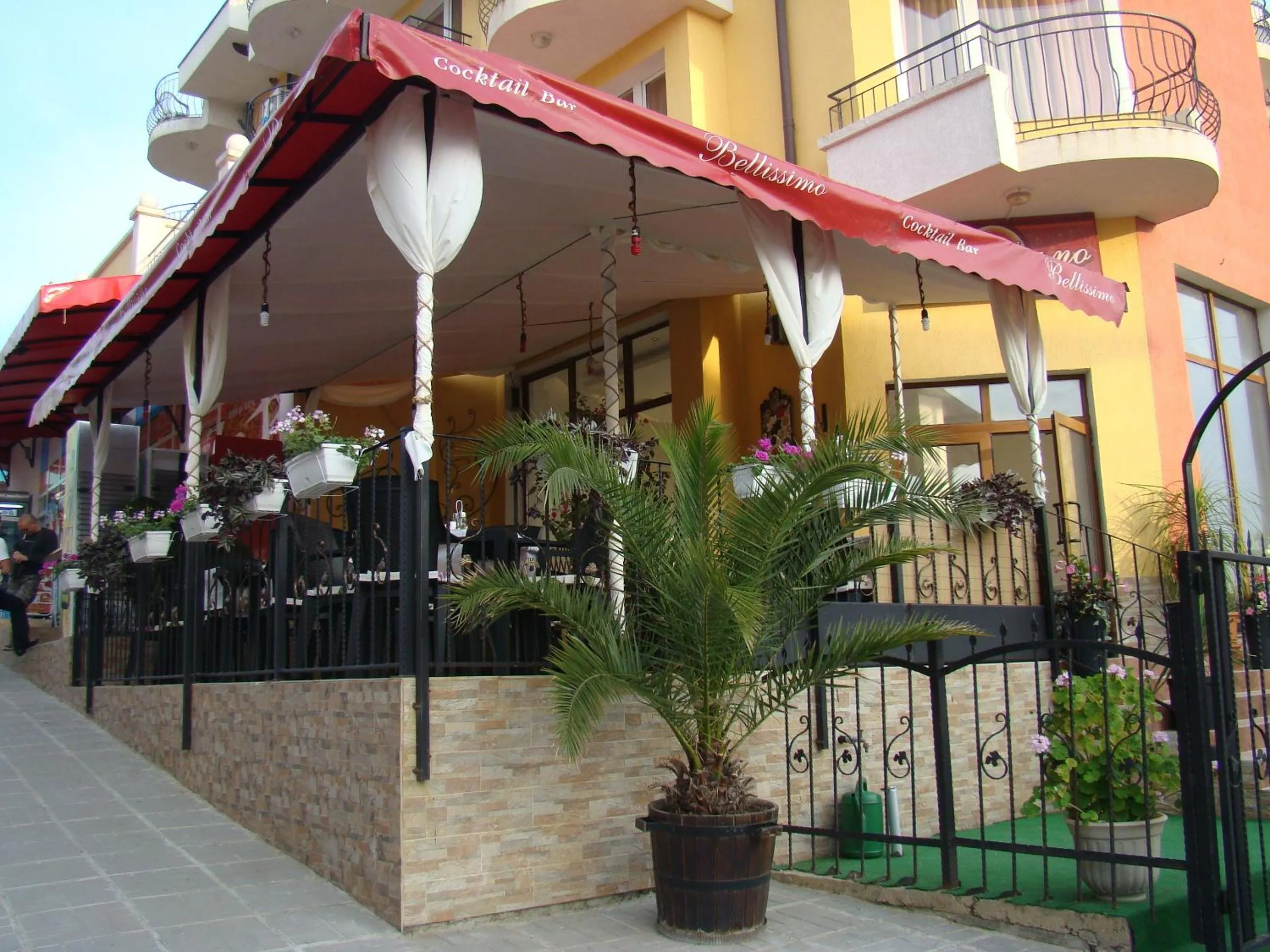 Restaurant/places to eat in Hotel Bellisimo