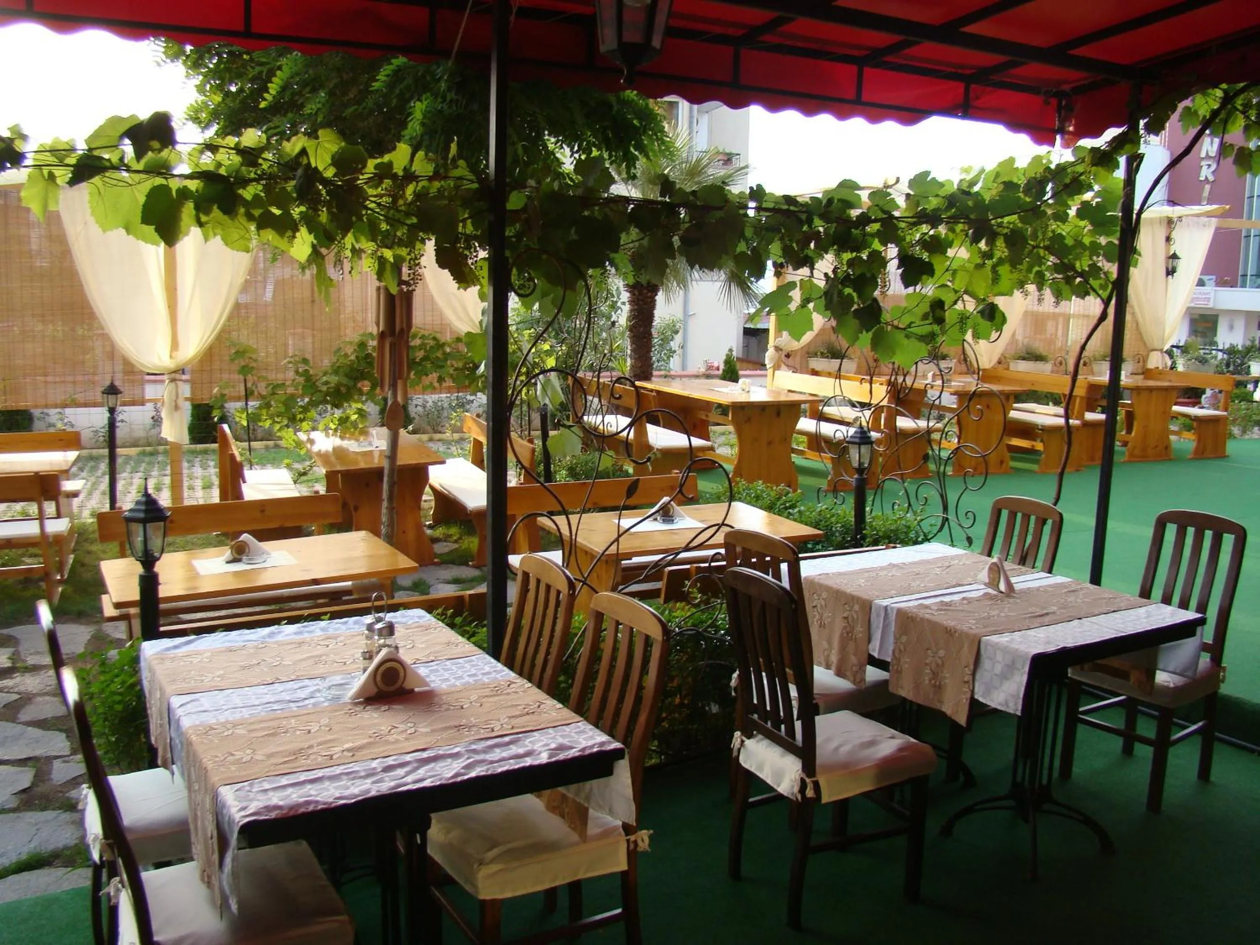 Restaurant/places to eat in Hotel Bellisimo