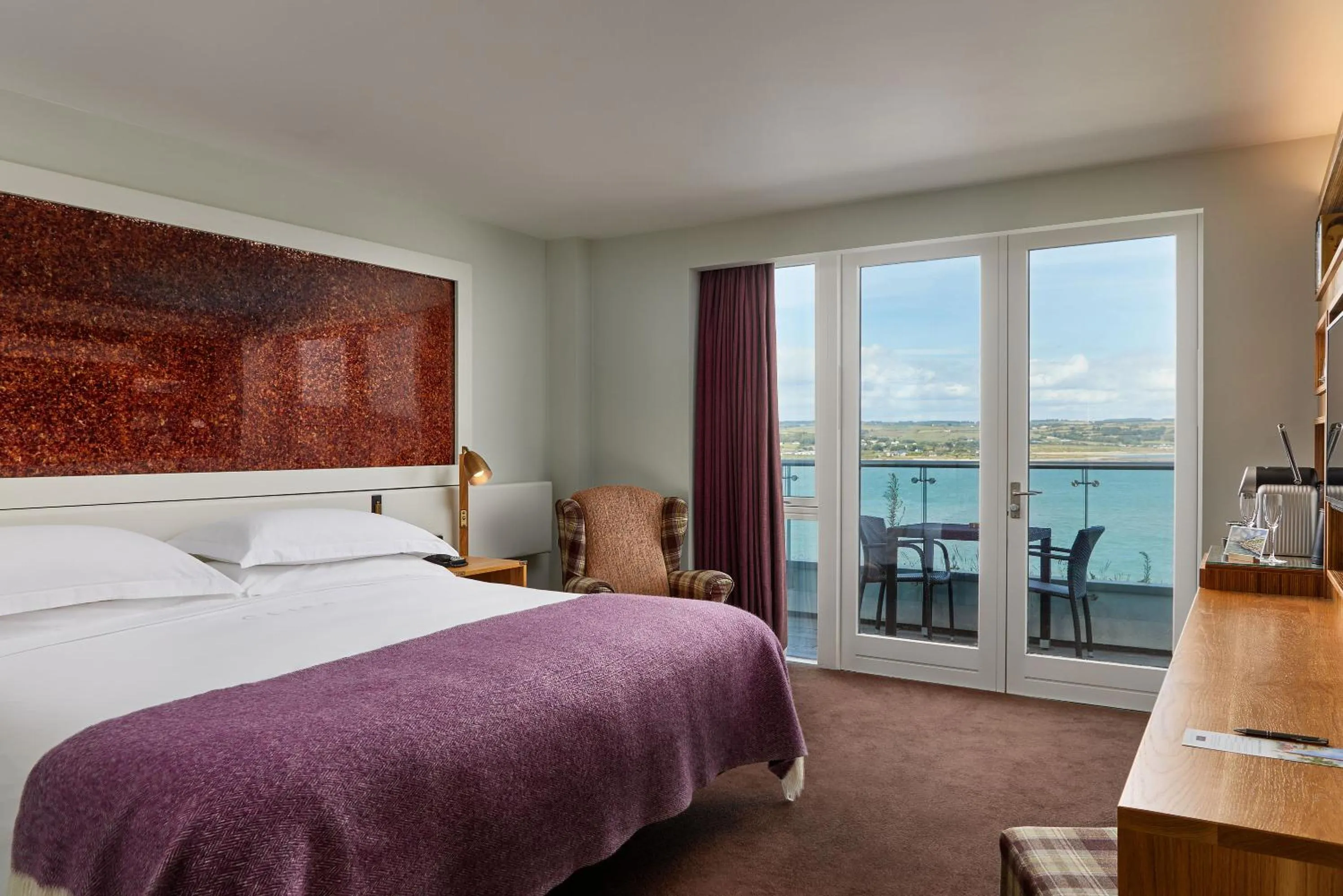 Property building, Bed in Cliff House Hotel