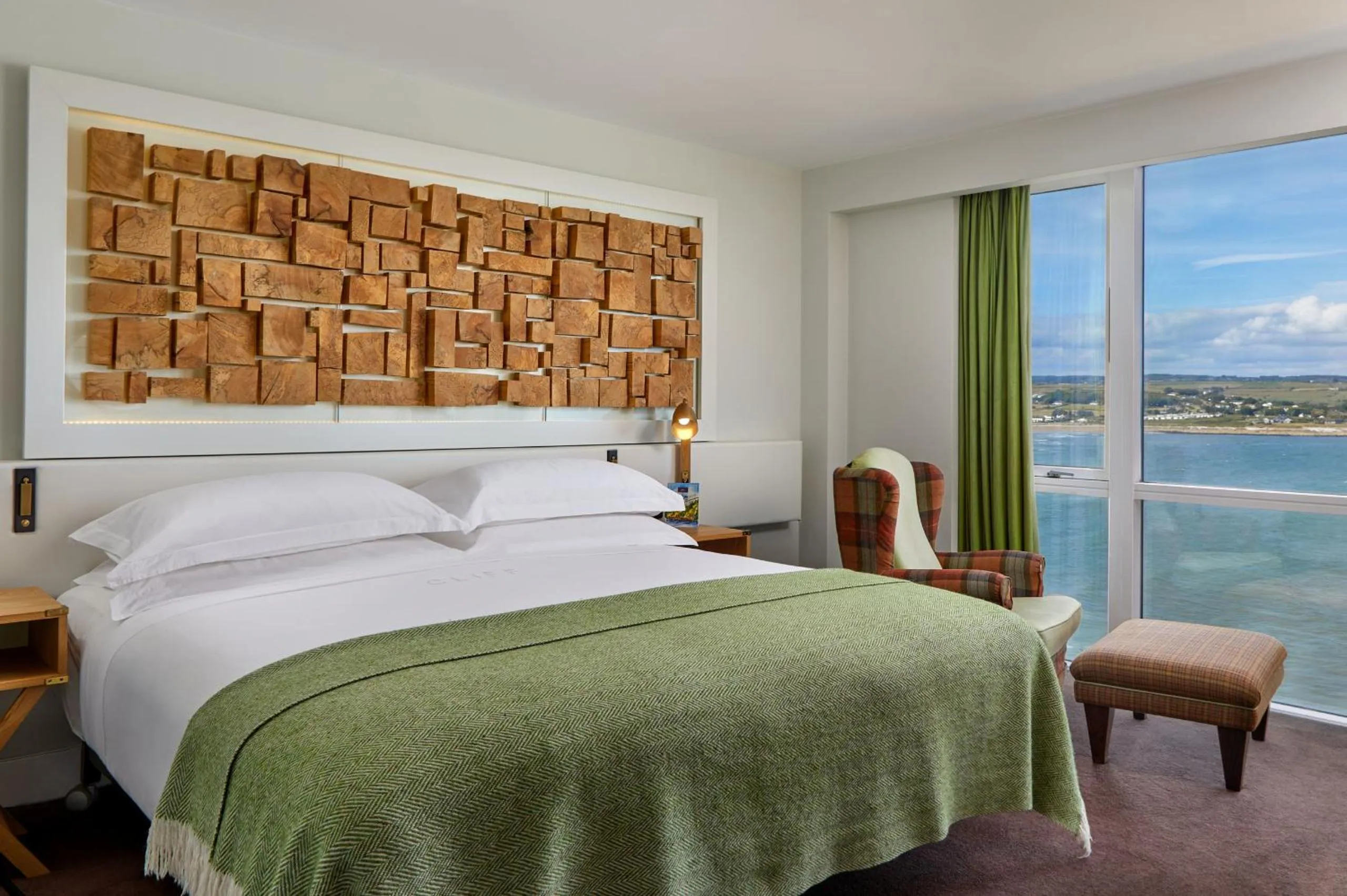 Bedroom, Bed in Cliff House Hotel