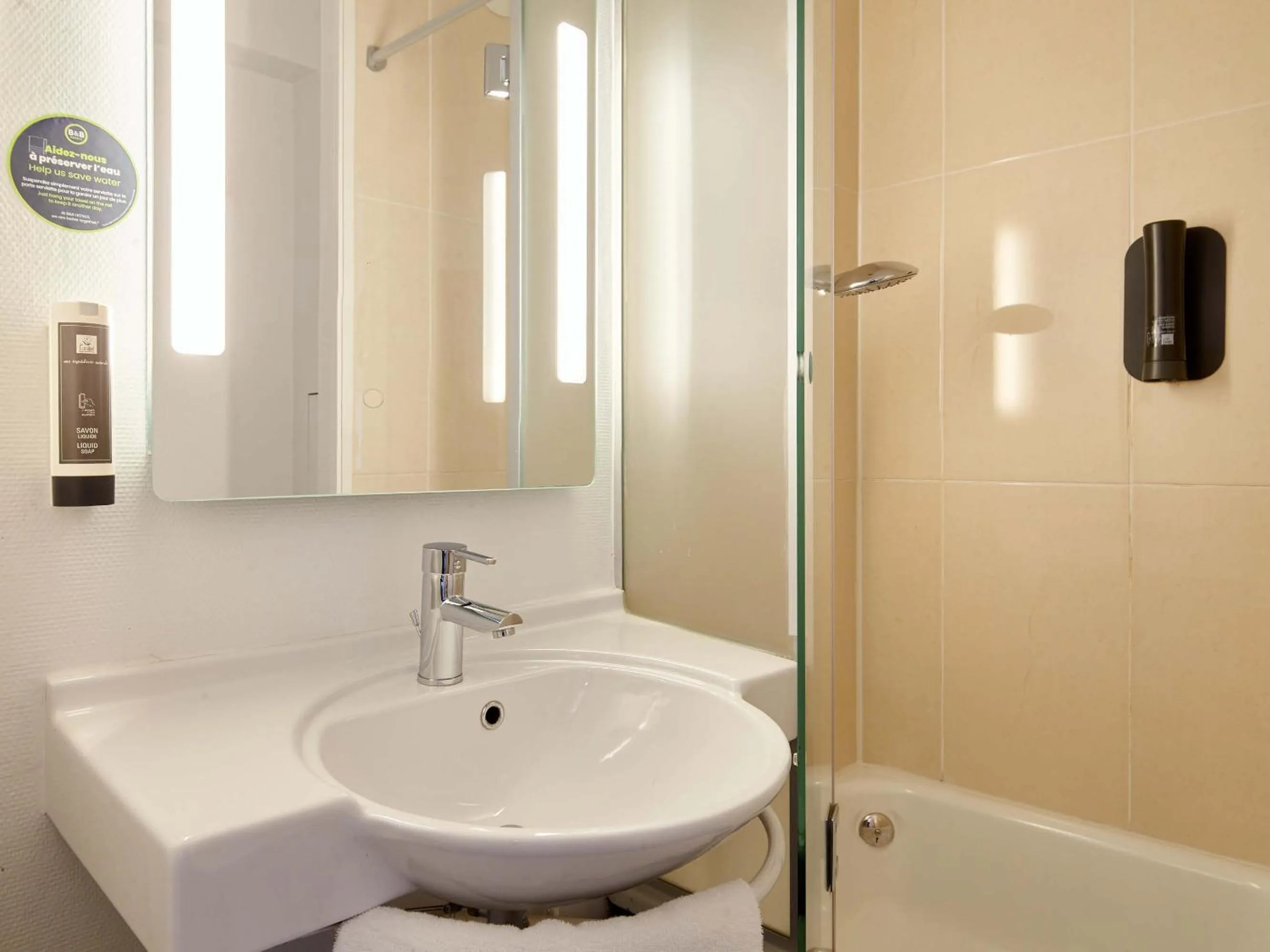 Bathroom in B&B HOTEL Paris Roissy CDG Aéroport