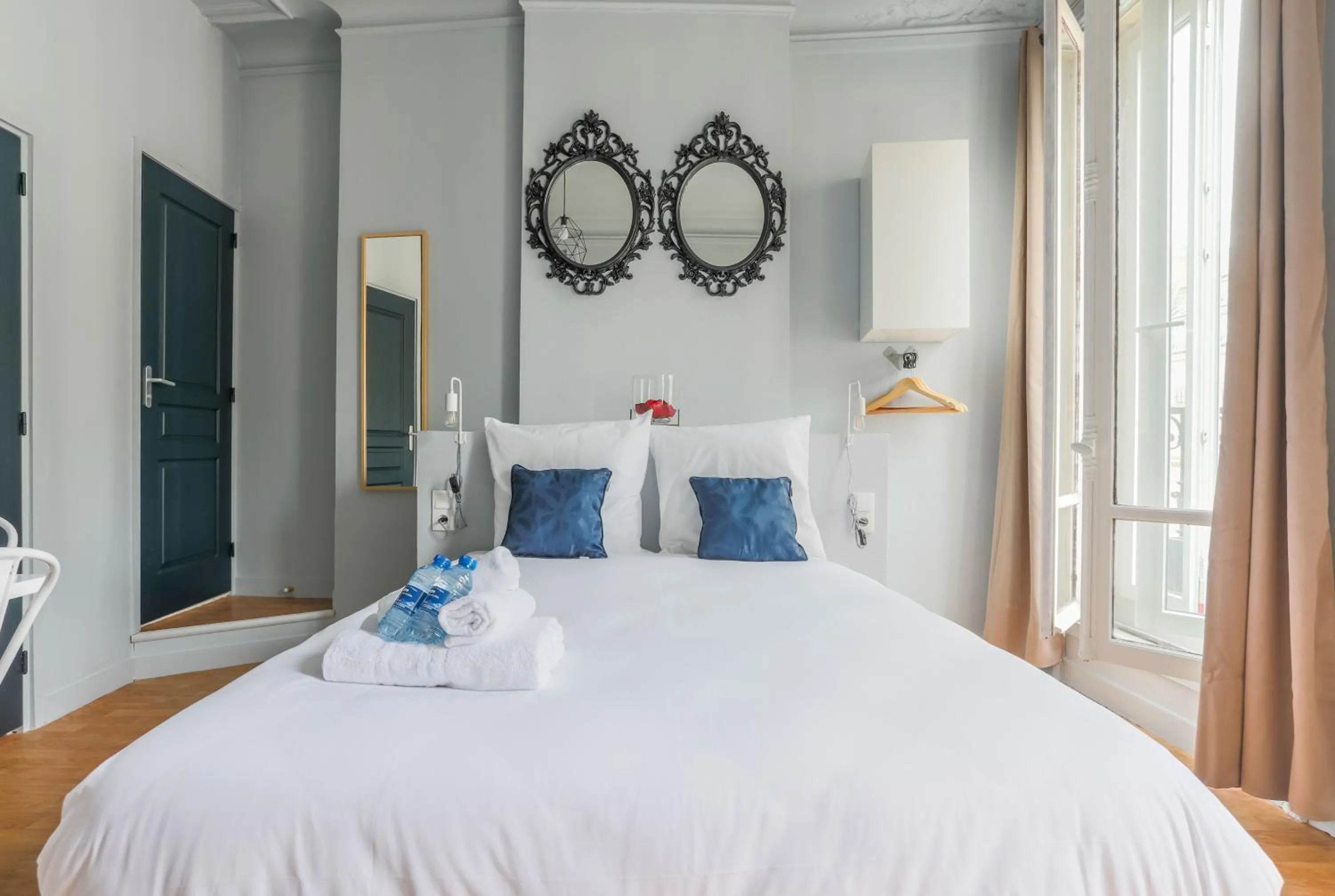 Living room, Bed in WS Saint-Lazare - Opera