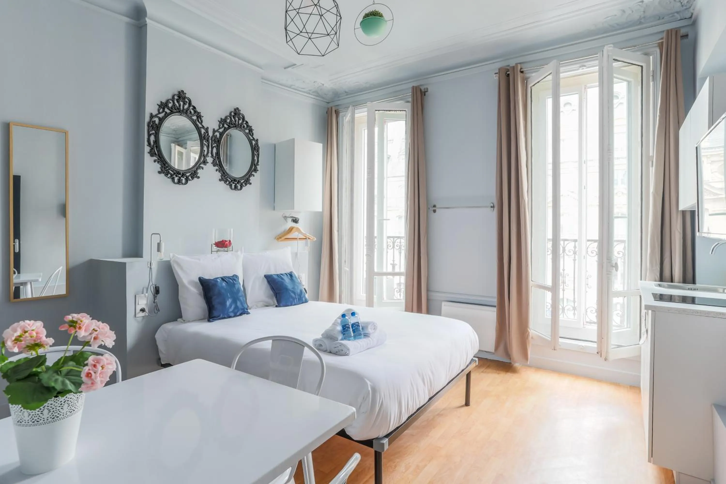 Living room, Bed in WS Saint-Lazare - Opera