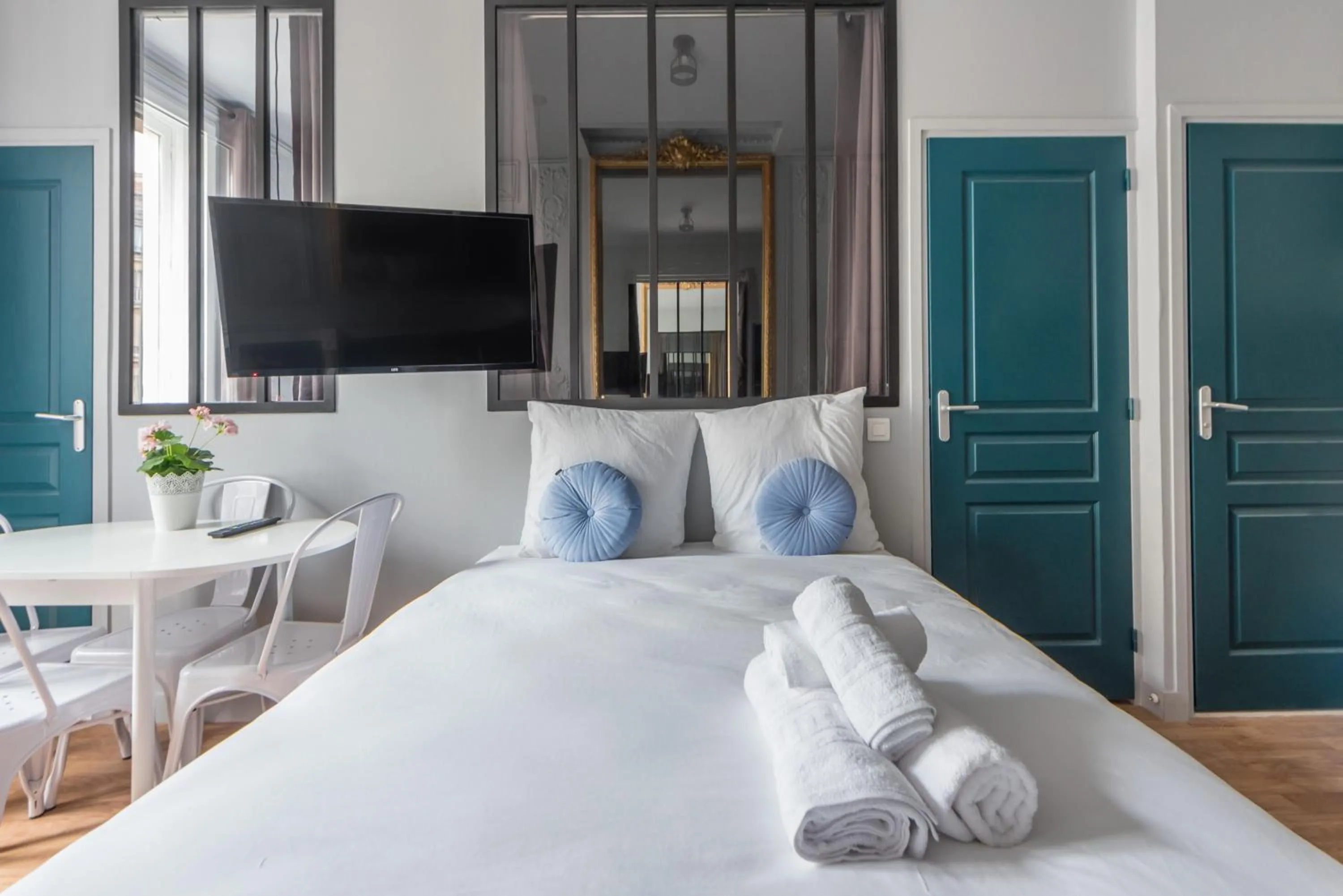 Living room, Bed in WS Saint-Lazare - Opera