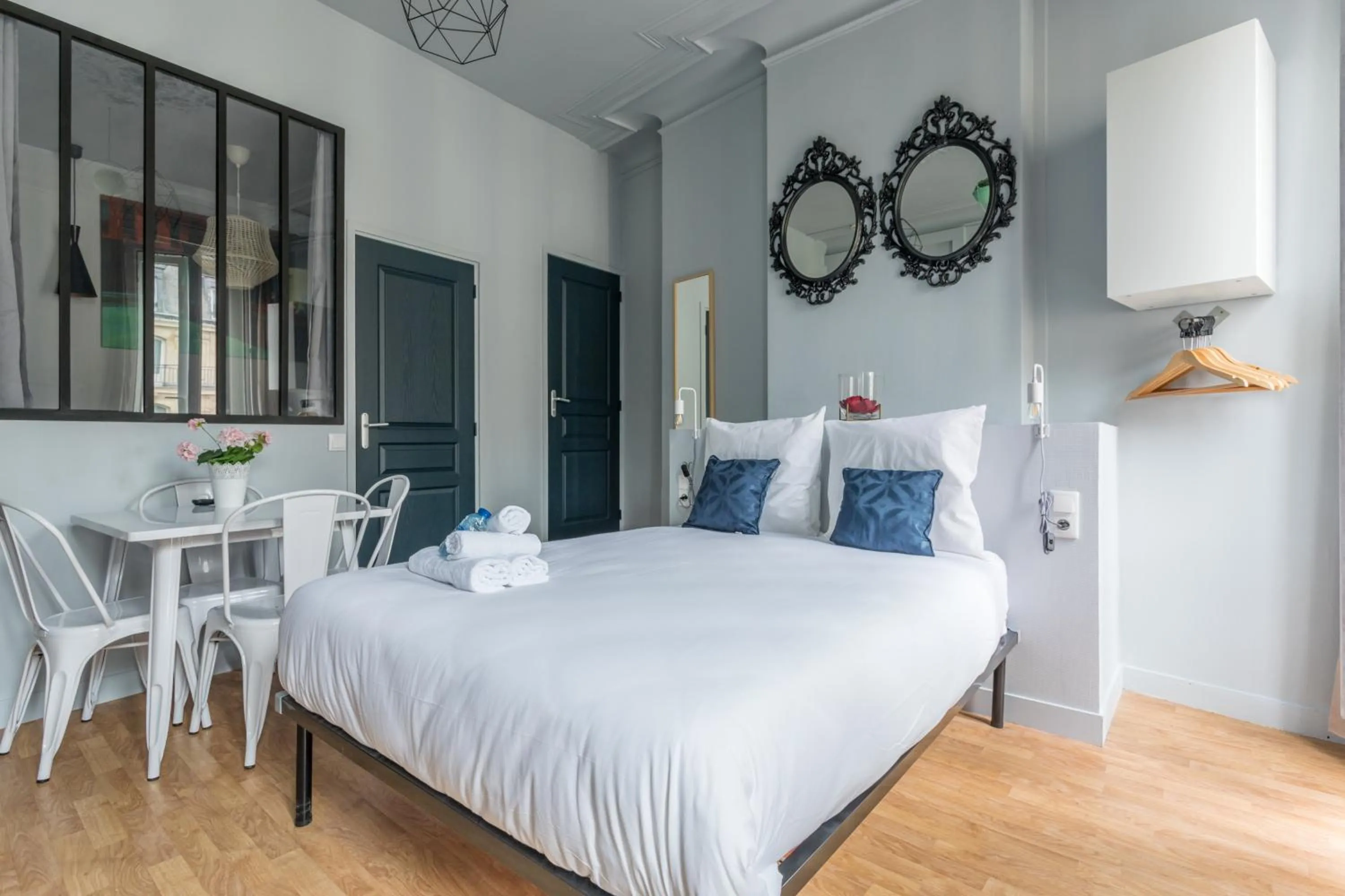 Living room, Bed in WS Saint-Lazare - Opera