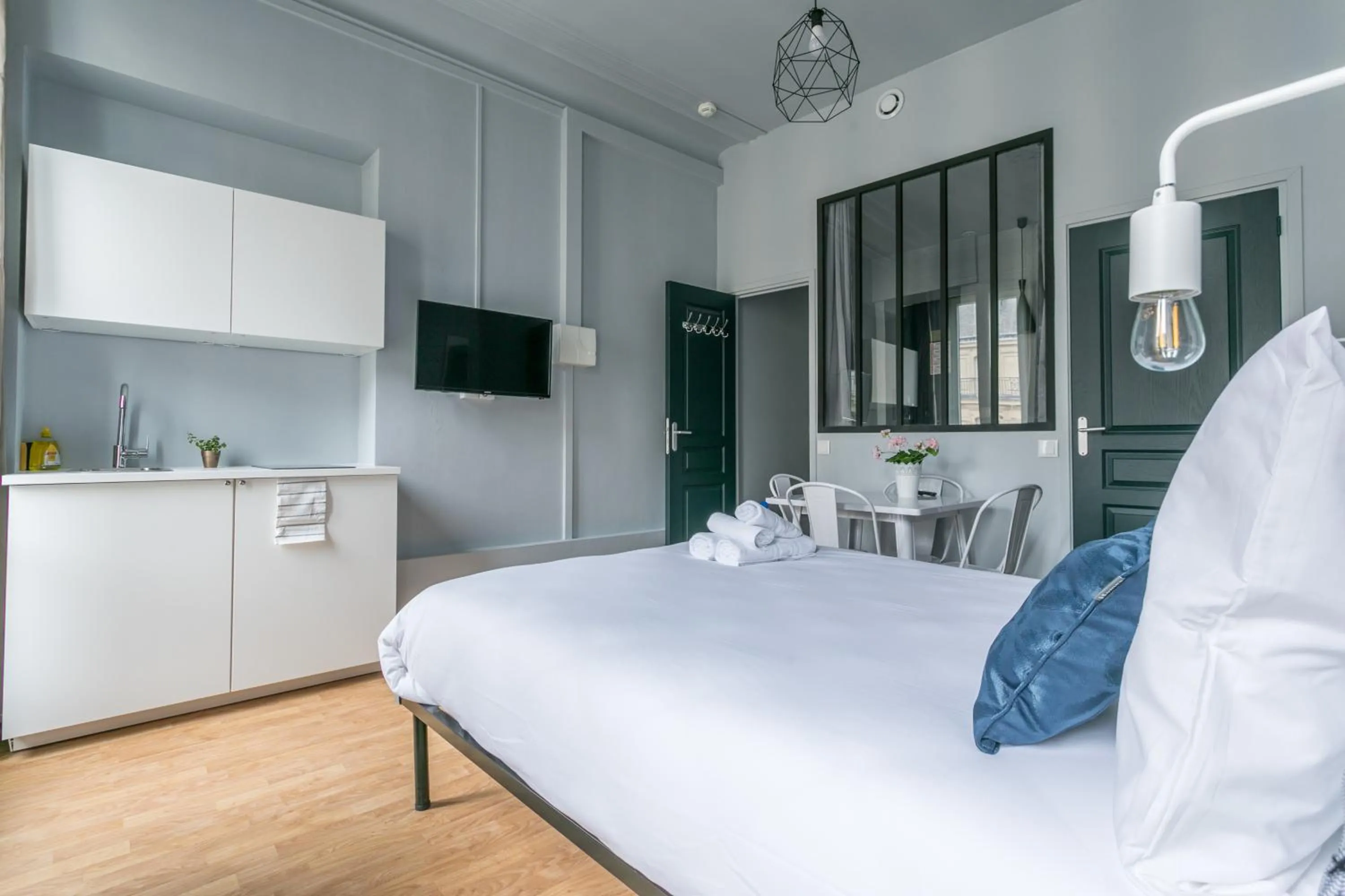 Living room, Bed in WS Saint-Lazare - Opera