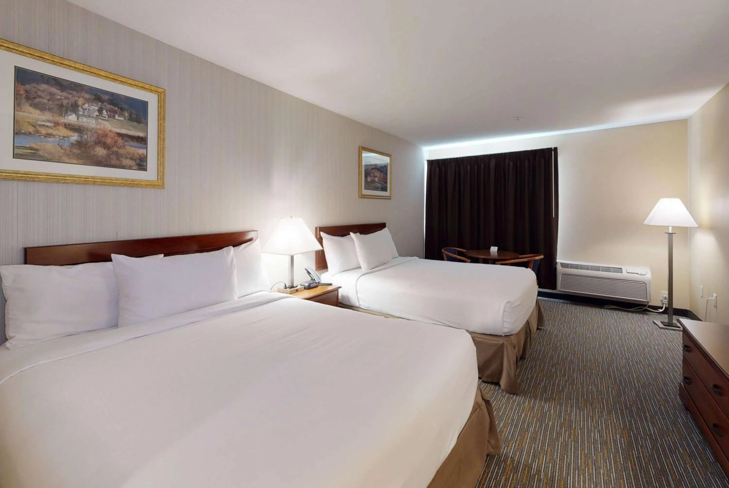 Photo of the whole room, Bed in Ramada by Wyndham Strasburg - Shenandoah Valley