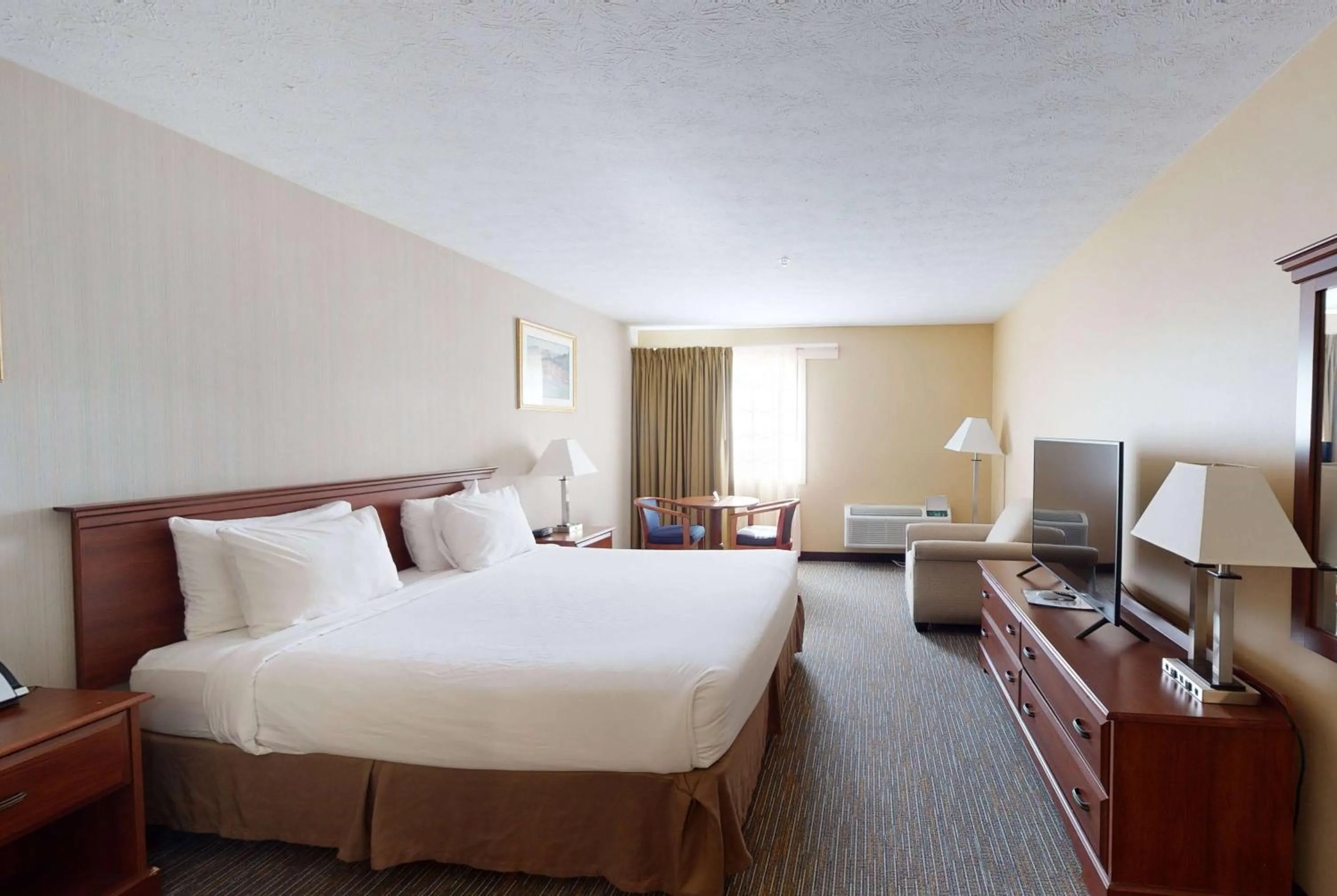 Photo of the whole room, Bed in Ramada by Wyndham Strasburg - Shenandoah Valley