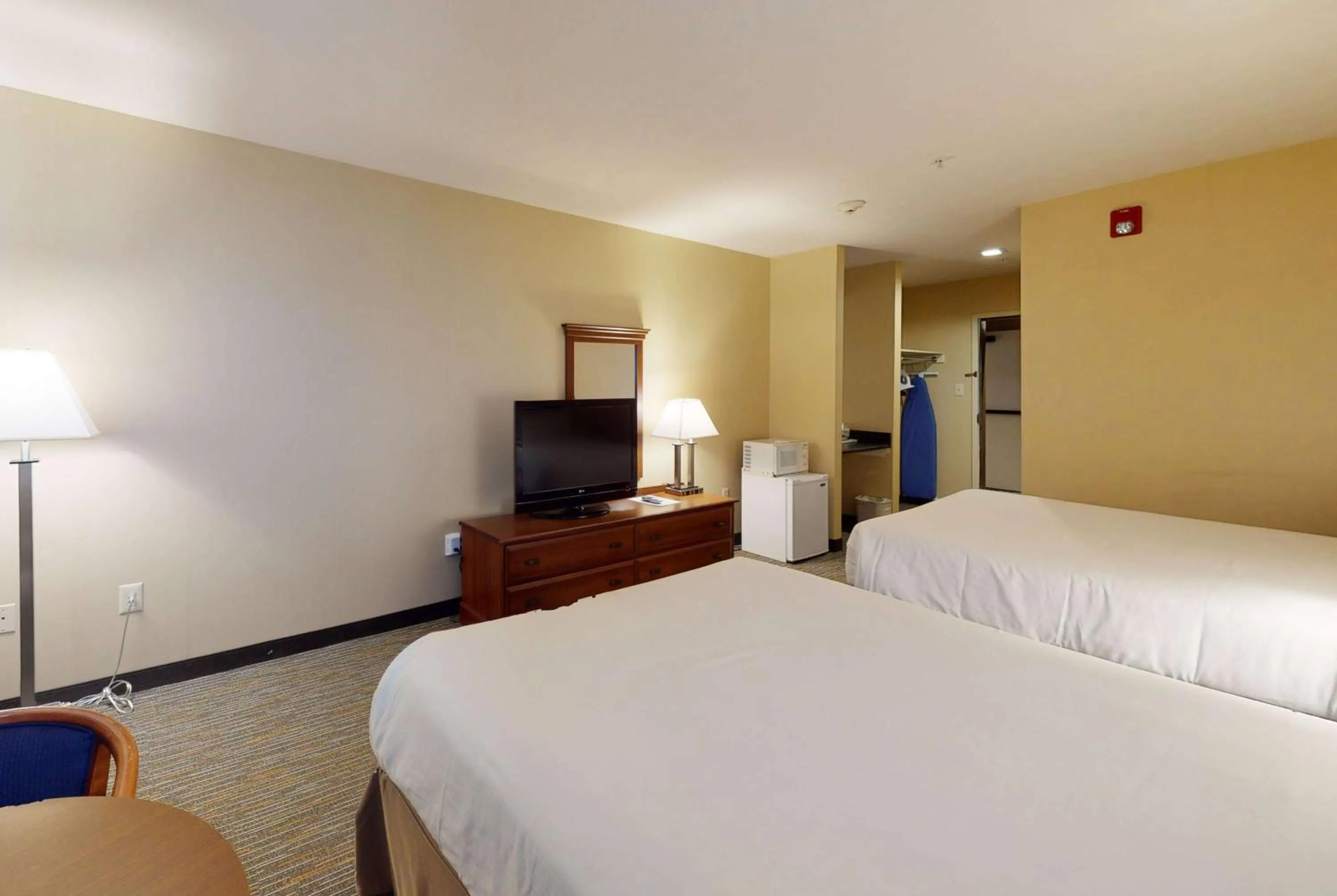 Photo of the whole room, Bed in Ramada by Wyndham Strasburg - Shenandoah Valley