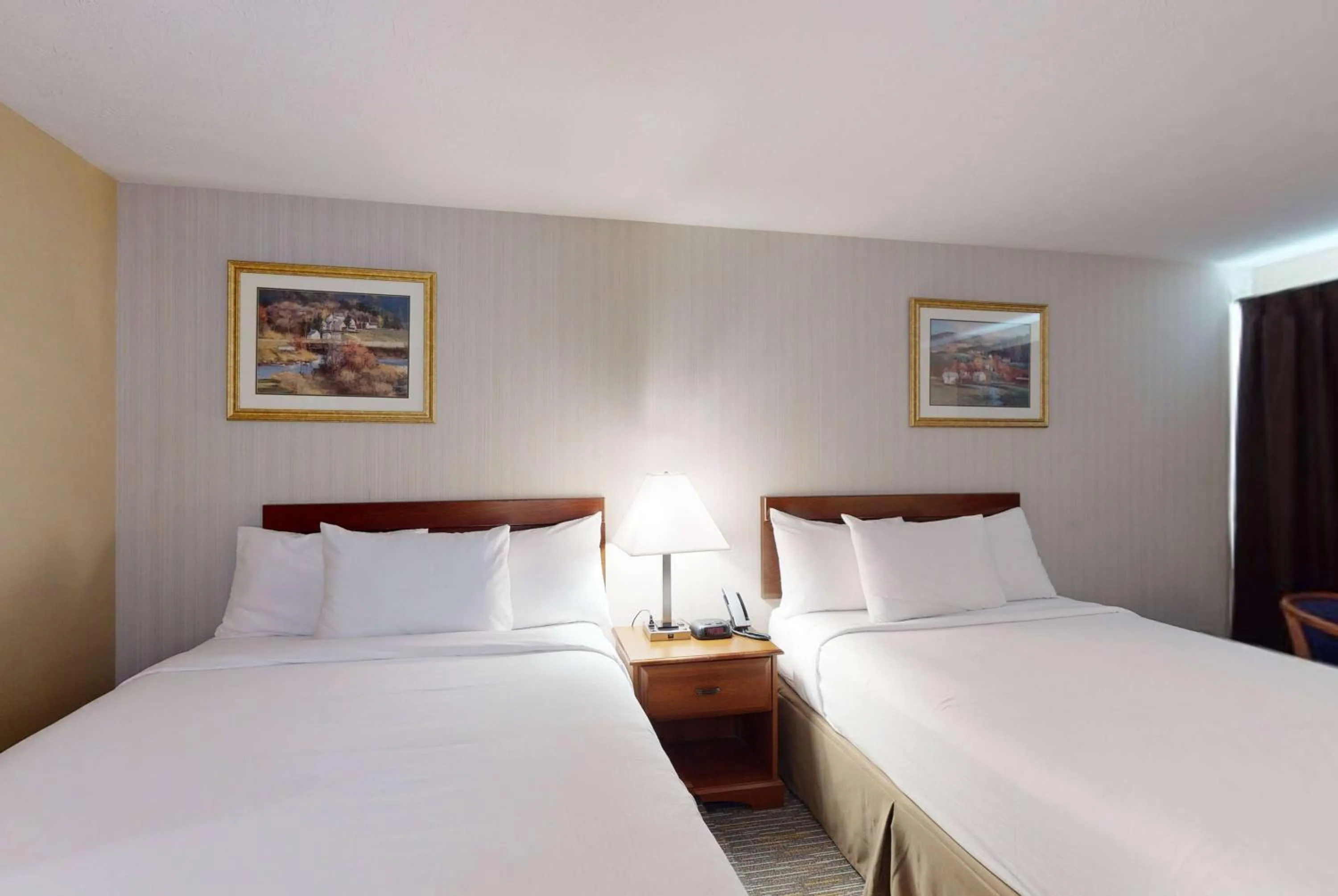 Photo of the whole room, Bed in Ramada by Wyndham Strasburg - Shenandoah Valley