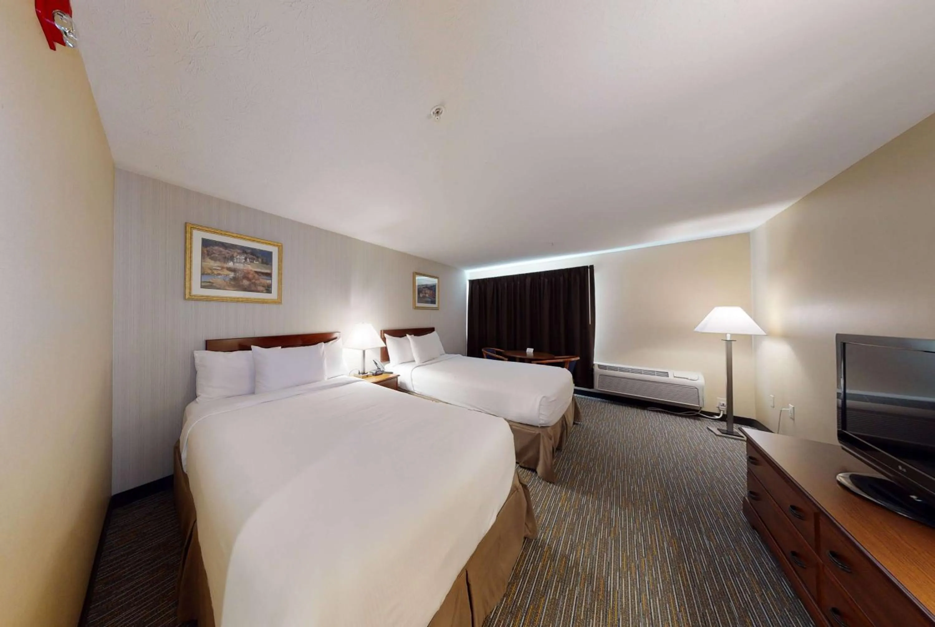 Photo of the whole room, Bed in Ramada by Wyndham Strasburg - Shenandoah Valley