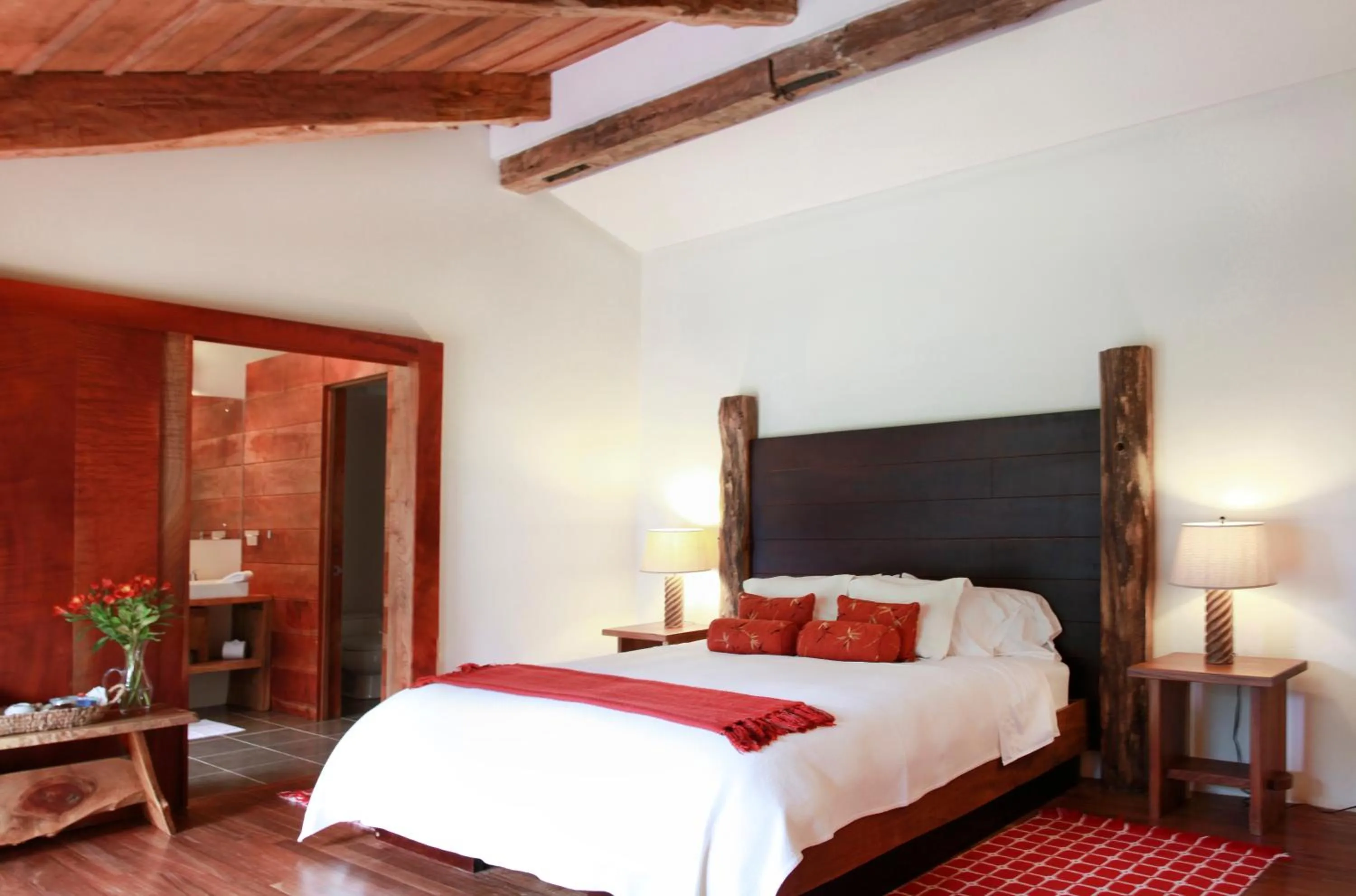 Photo of the whole room, Bed in Poas Volcano Lodge