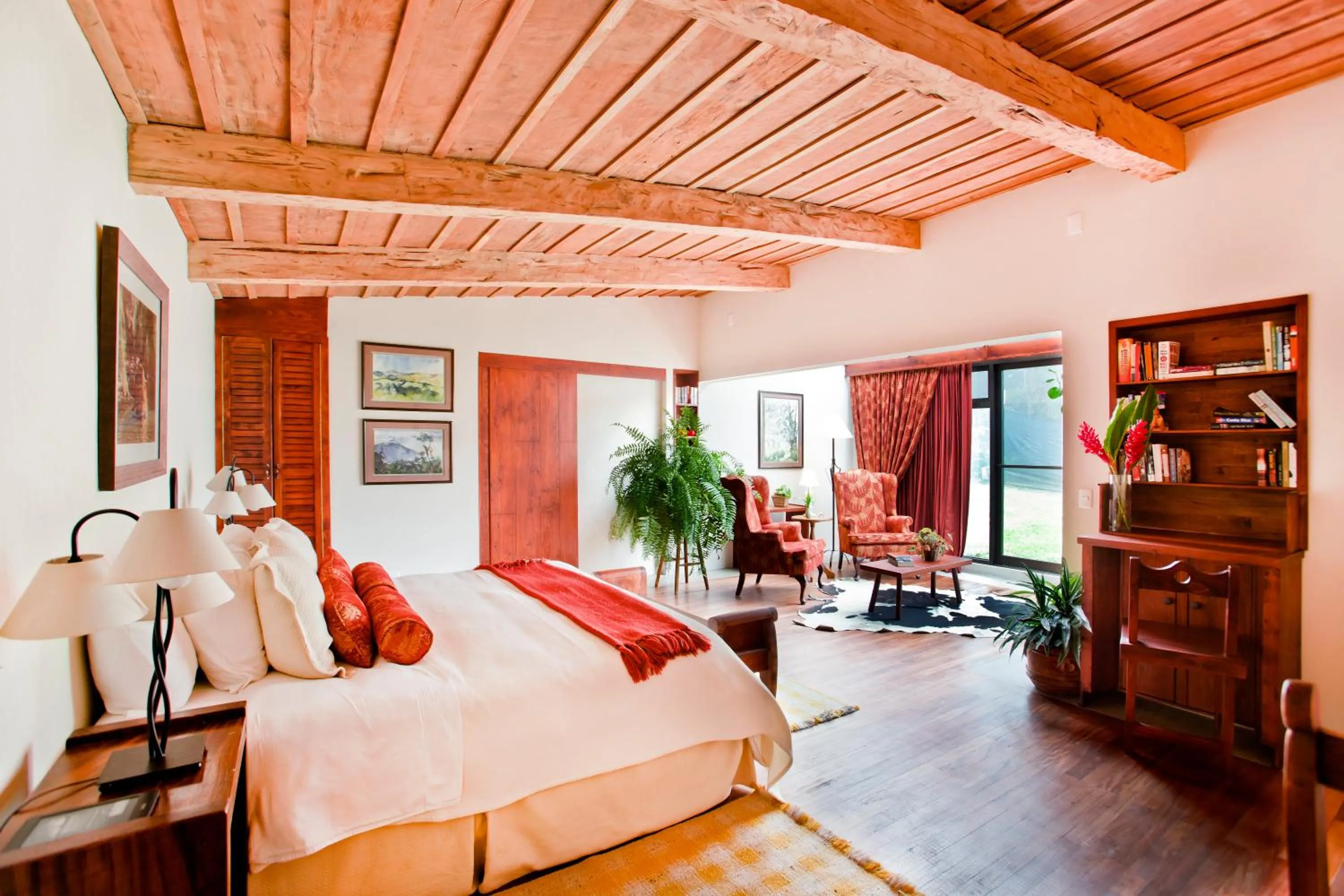 Photo of the whole room, Bed in Poas Volcano Lodge