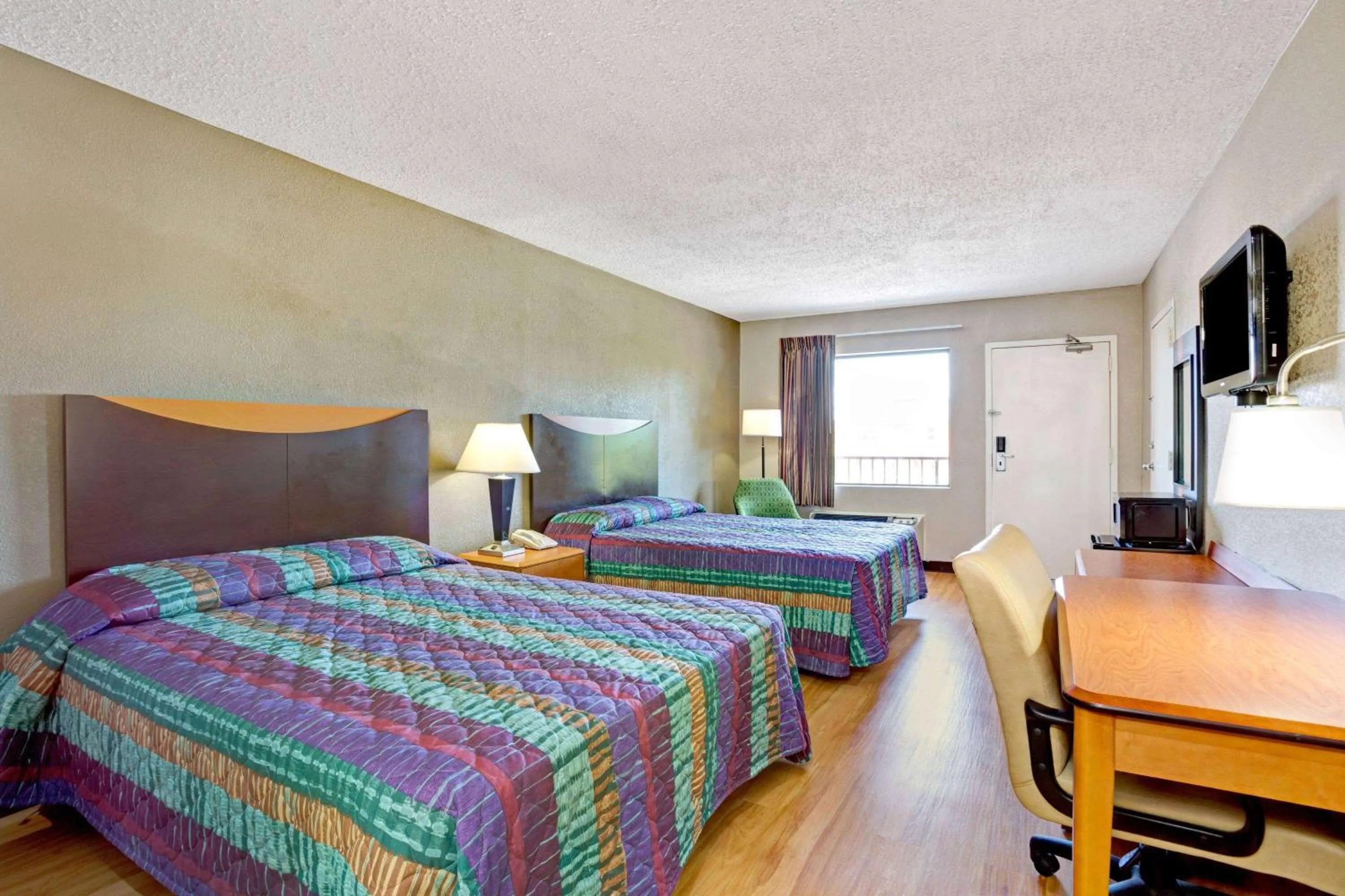 Photo of the whole room, Bed in Super 8 by Wyndham Fredericksburg