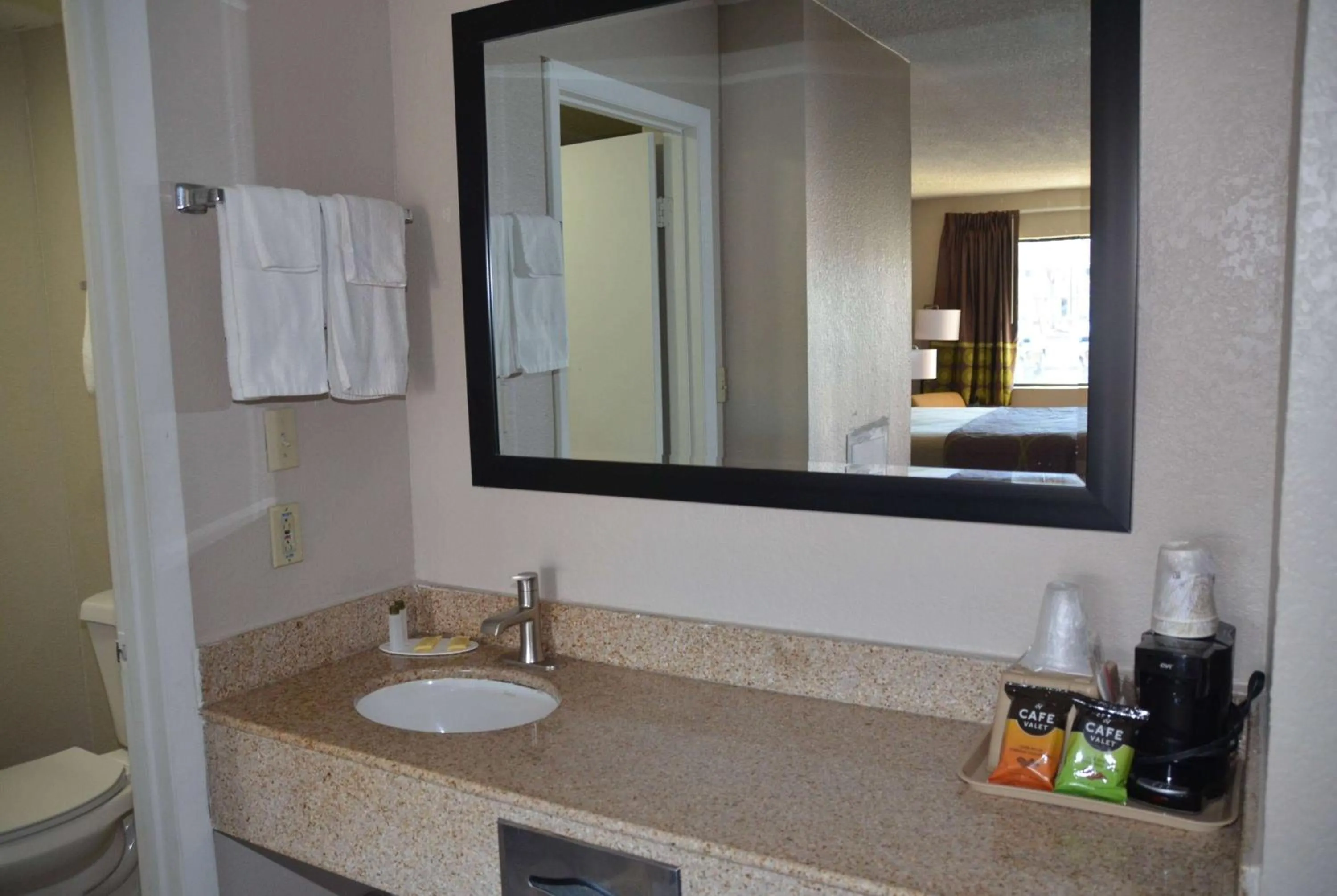 TV and multimedia in Super 8 by Wyndham Fredericksburg