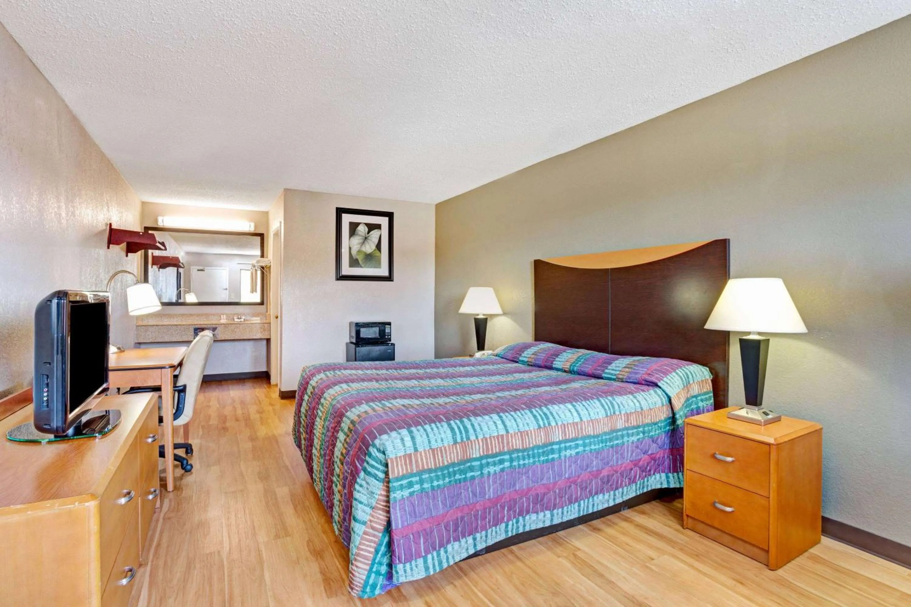 Photo of the whole room, Bed in Super 8 by Wyndham Fredericksburg