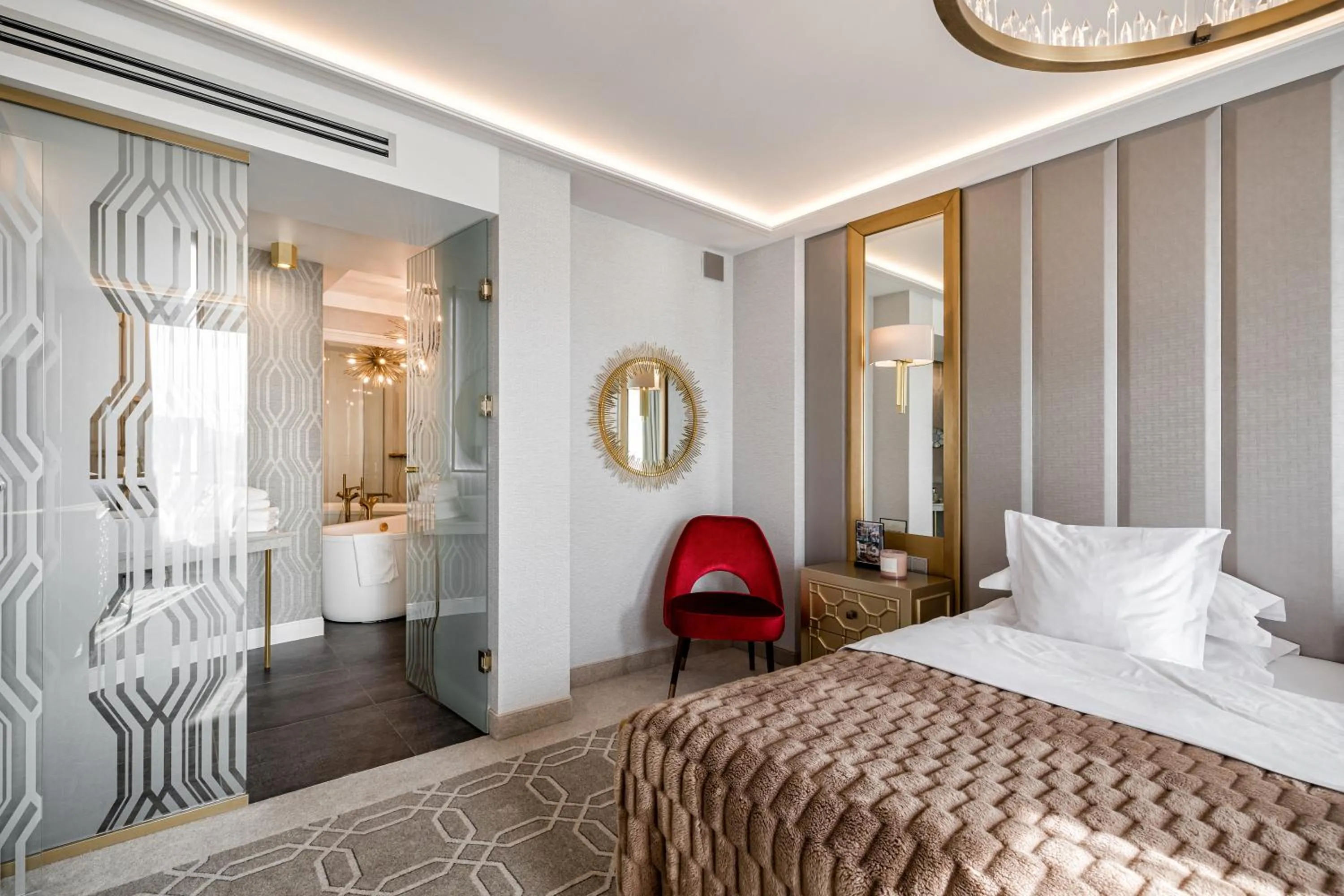 Day, Bed in Hotel Traugutta3