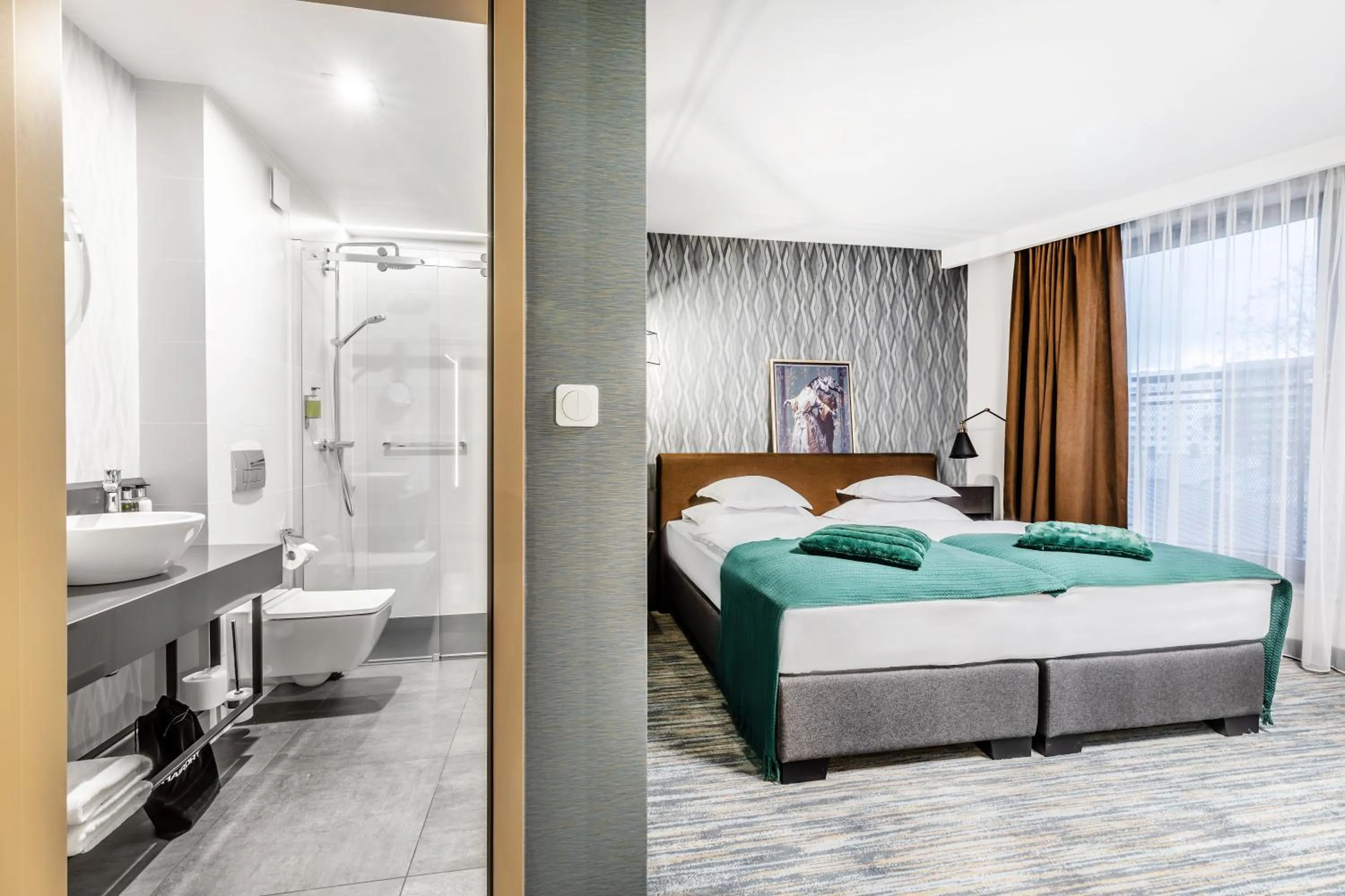 Shower, Bed in Hotel Traugutta3