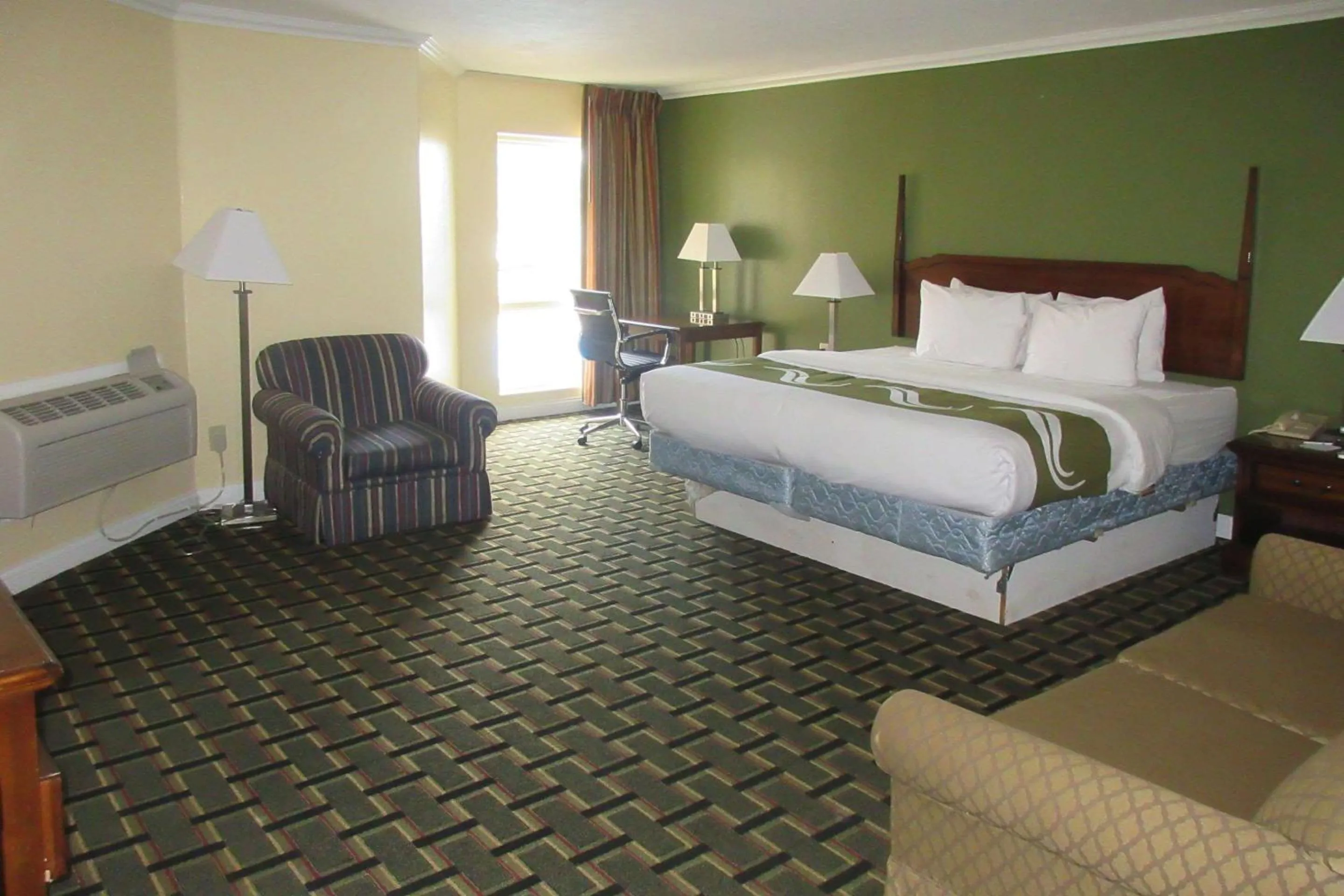 Photo of the whole room, Bed in Quality Inn Harrodsburg