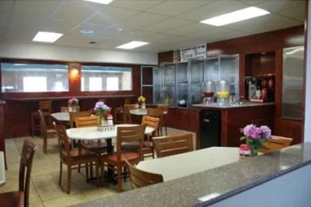 Restaurant/places to eat in America's Best Value Inn-Marion