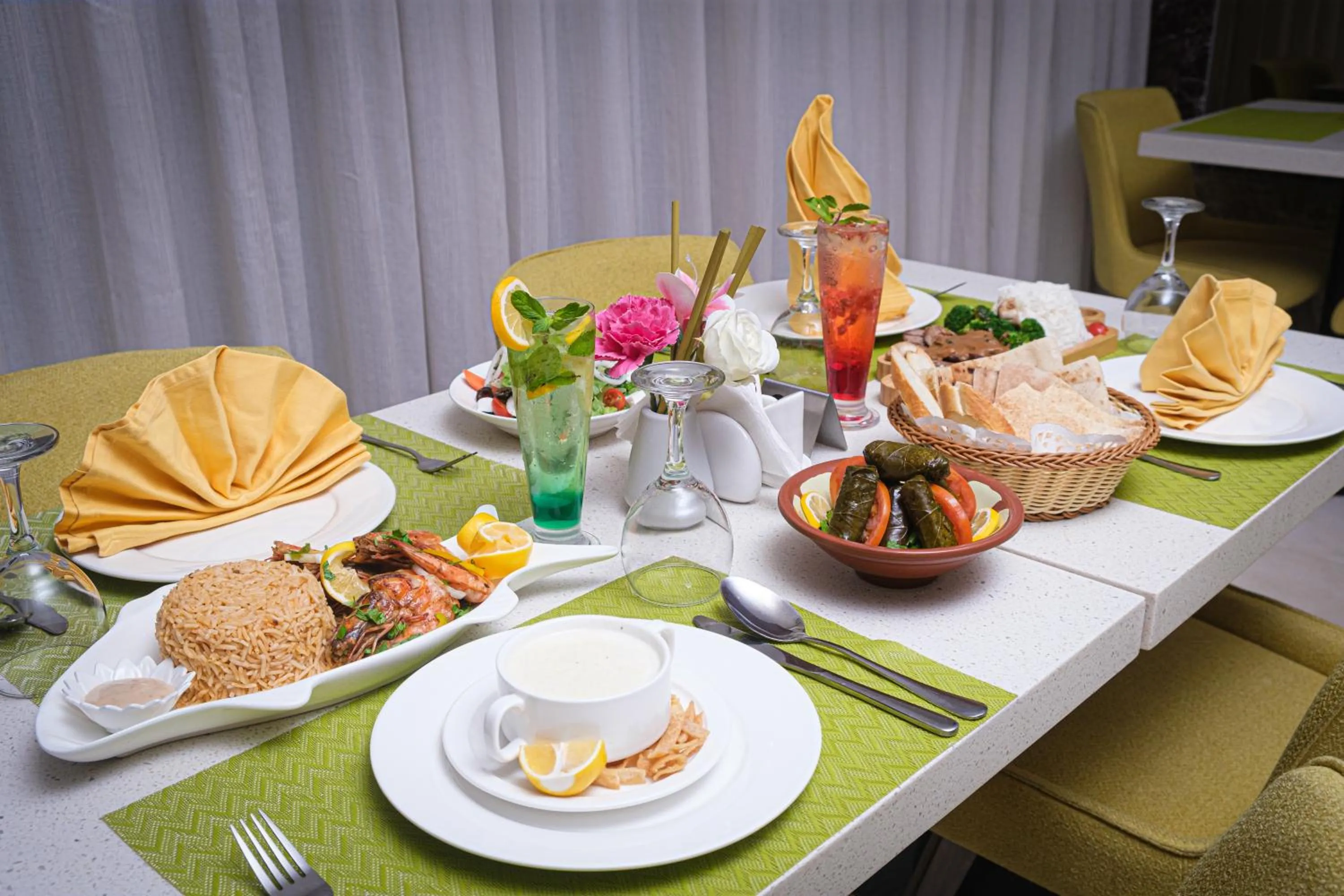 Restaurant/places to eat in Taj Al Worood