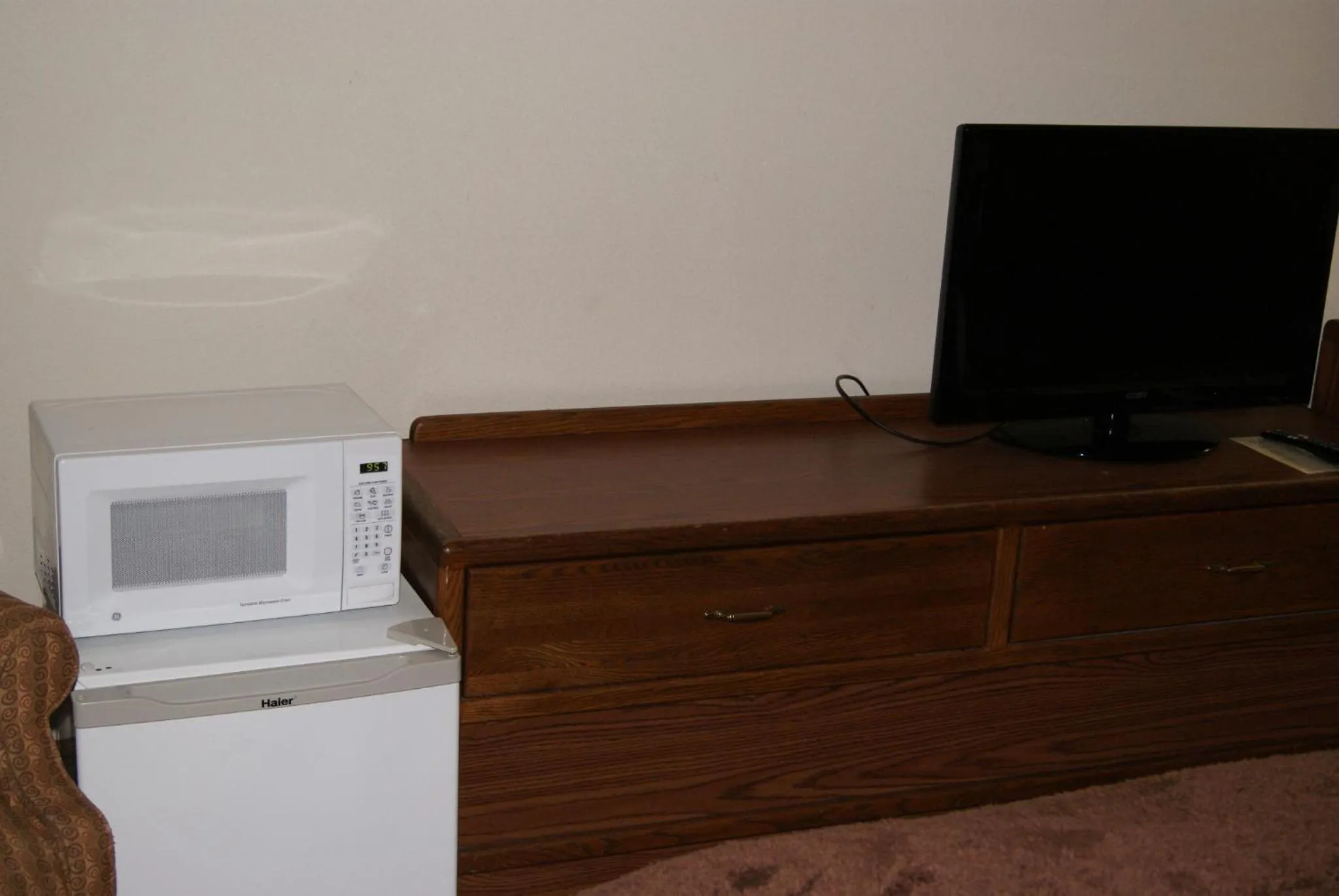 TV and multimedia in Motel 6 Hastings NE