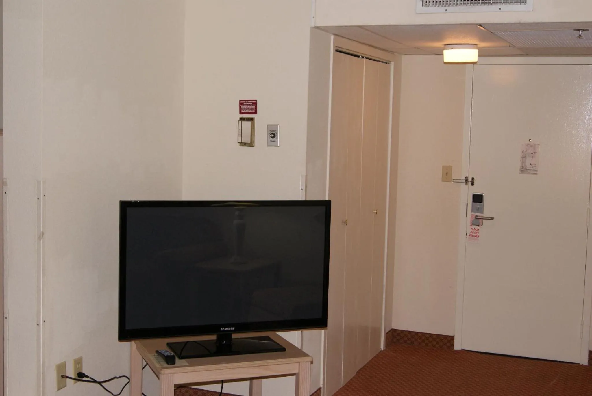 TV and multimedia in Motel 6 Hastings NE