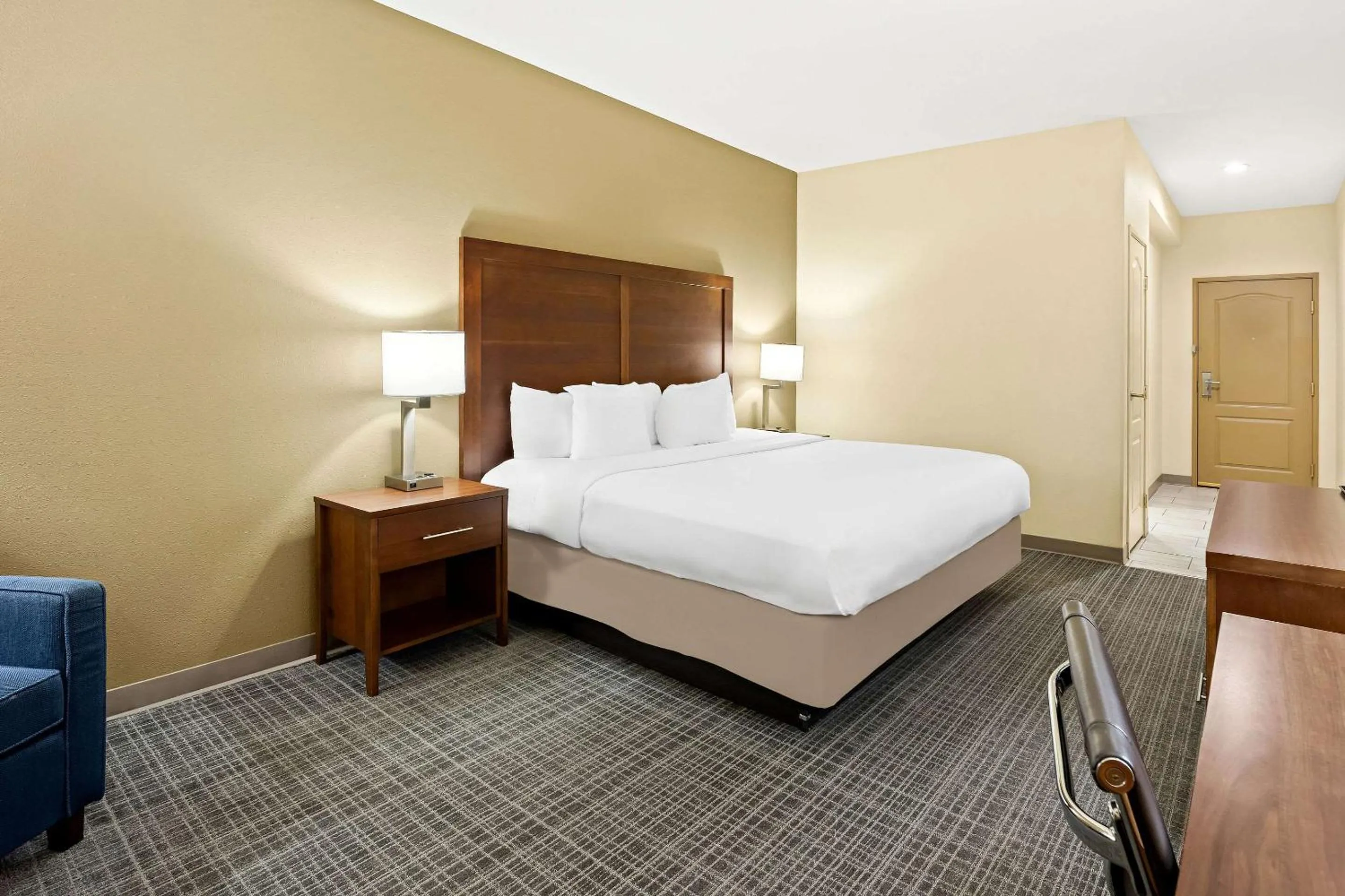 Bedroom, Bed in Comfort Inn & Suites High Point - Archdale