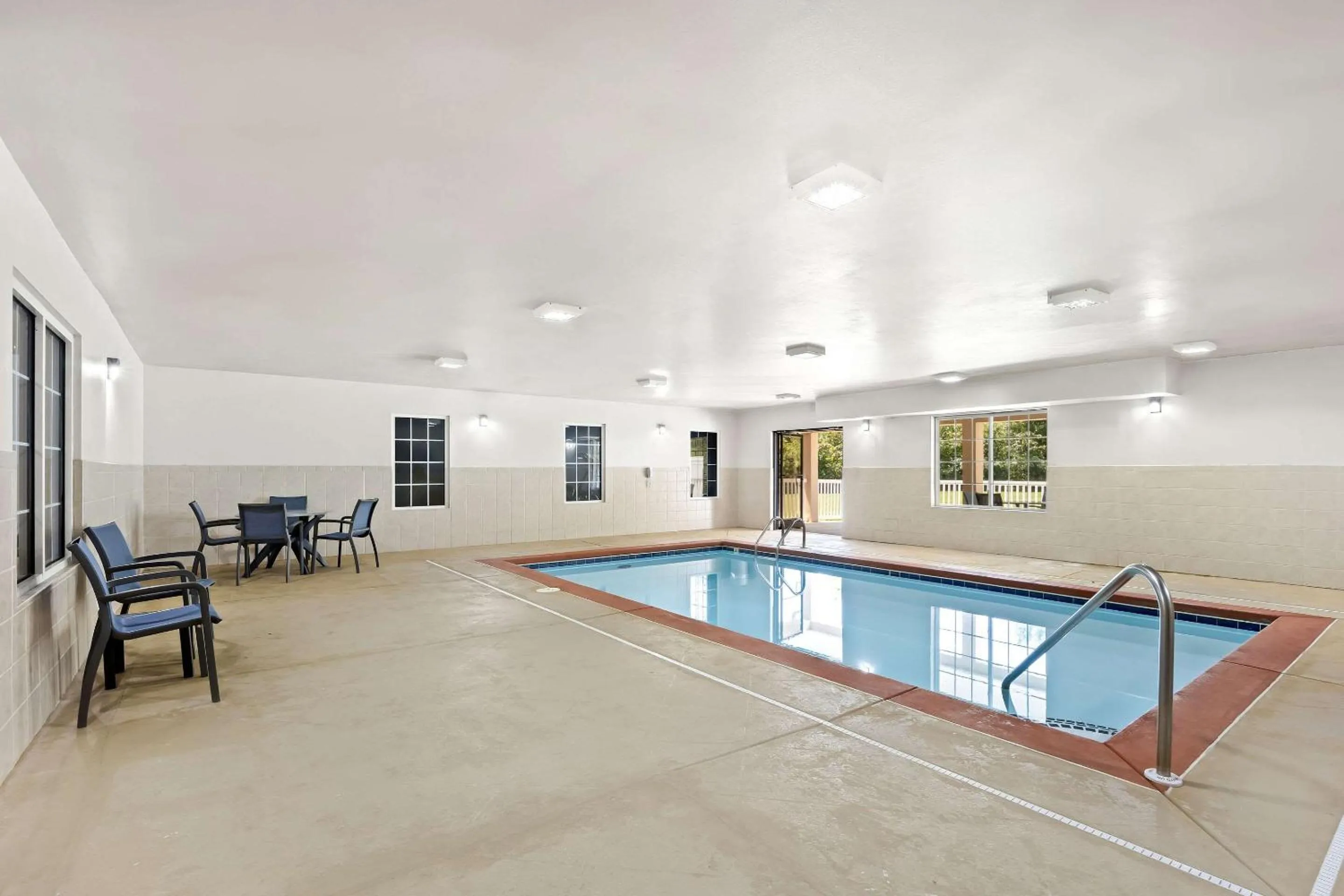 Swimming pool in Comfort Inn & Suites High Point - Archdale