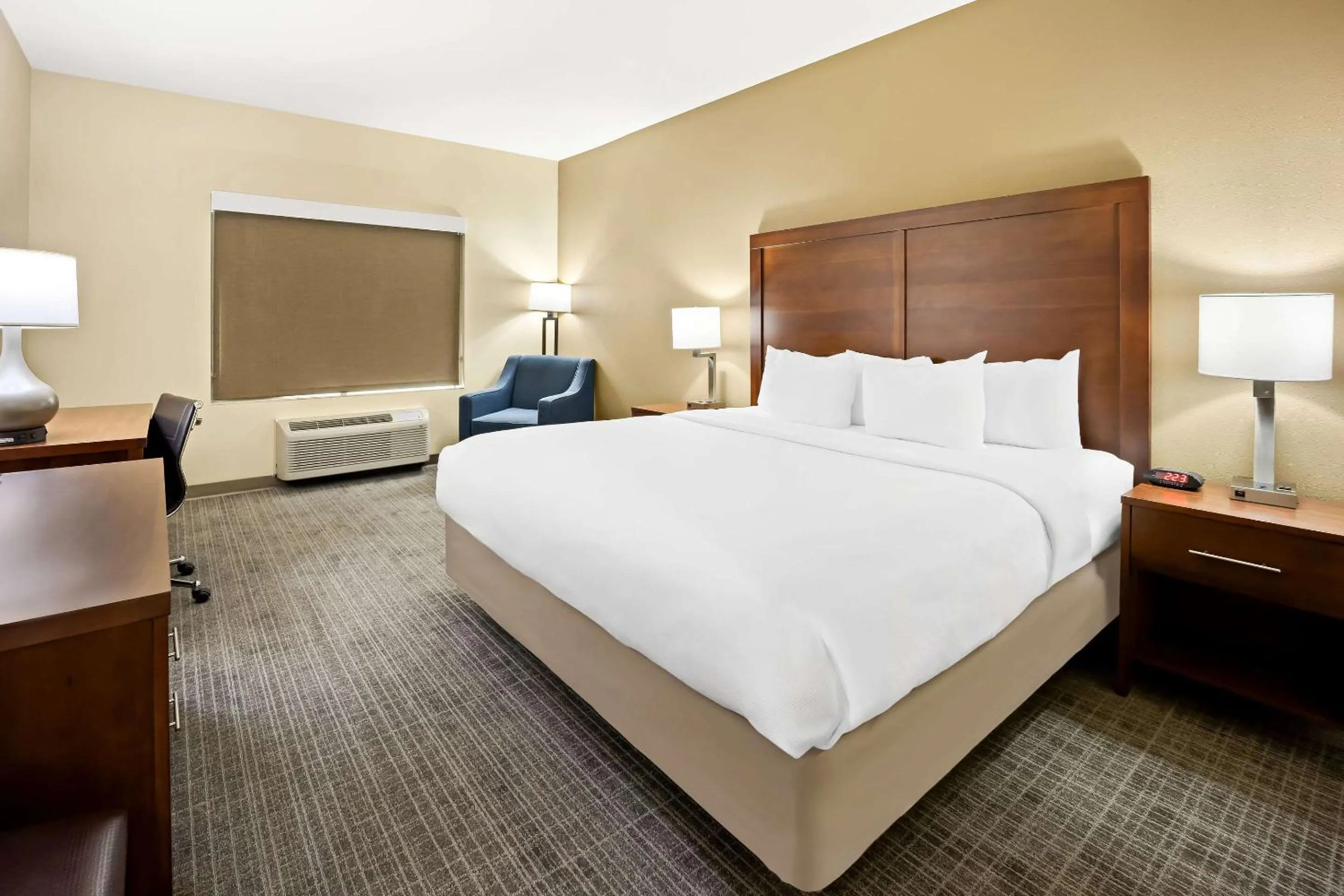 Bedroom, Bed in Comfort Inn & Suites High Point - Archdale