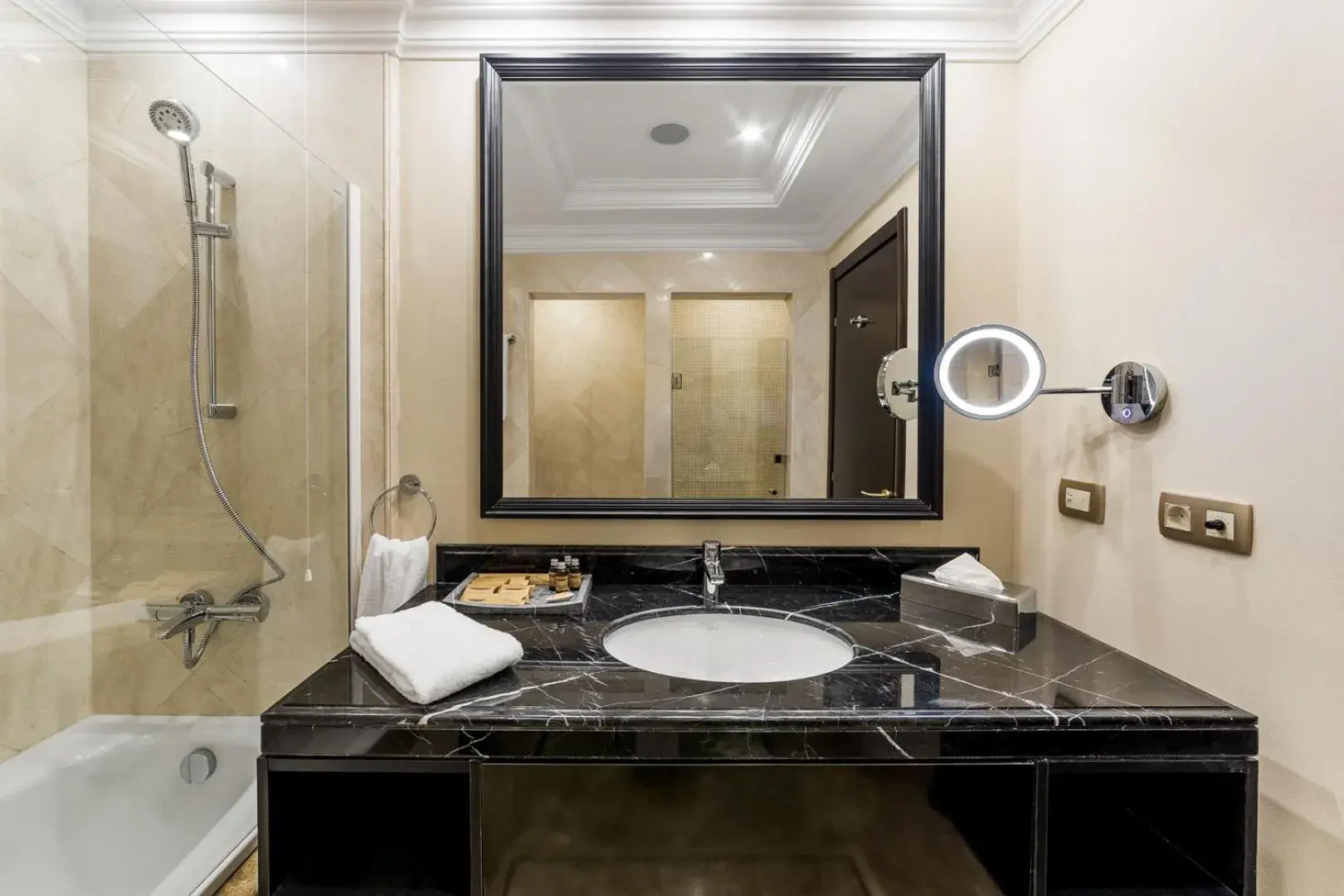 Superior King Room - single occupancy in Hotel Prahova Plaza Superior King Room - single occupancy in Hotel Prahova Plaza