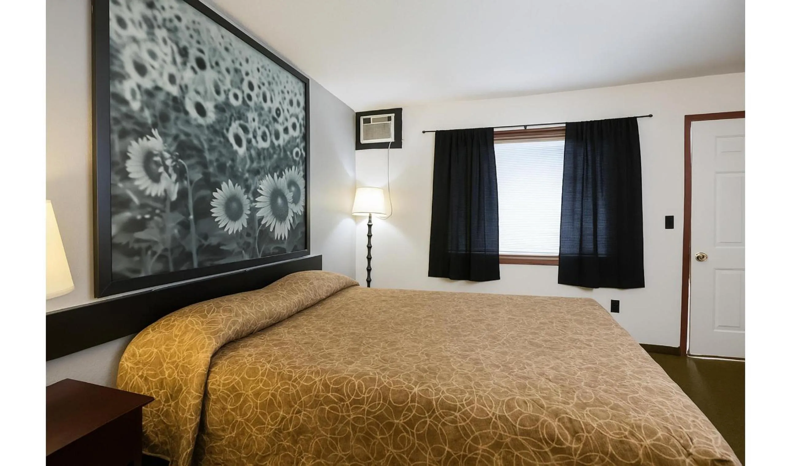 Bedroom, Bed in Hotel O Oskaloosa Near Eddyville