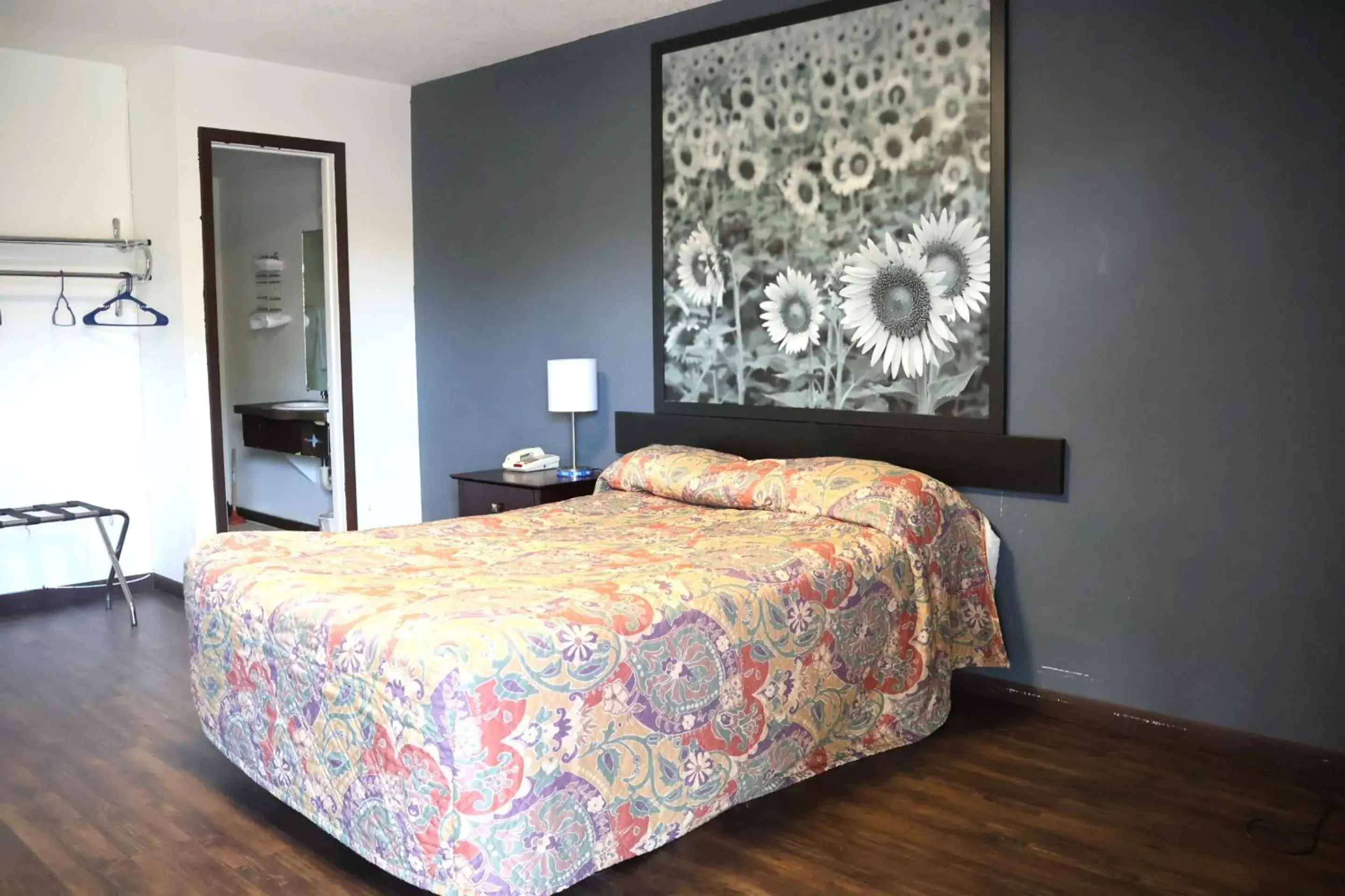 Queen Bed in Hotel O Oskaloosa Near Eddyville Queen Bed in Hotel O Oskaloosa Near Eddyville