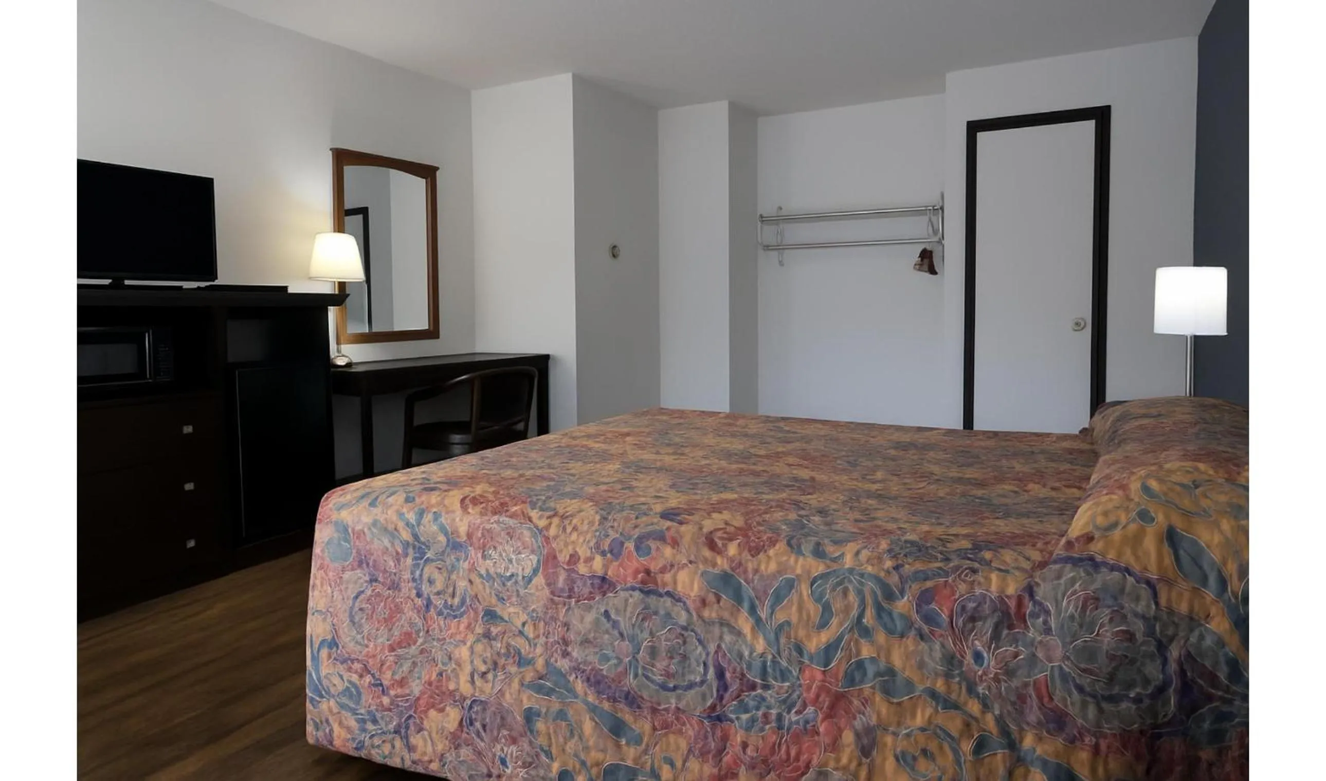 Bedroom, Bed in Hotel O Oskaloosa Near Eddyville